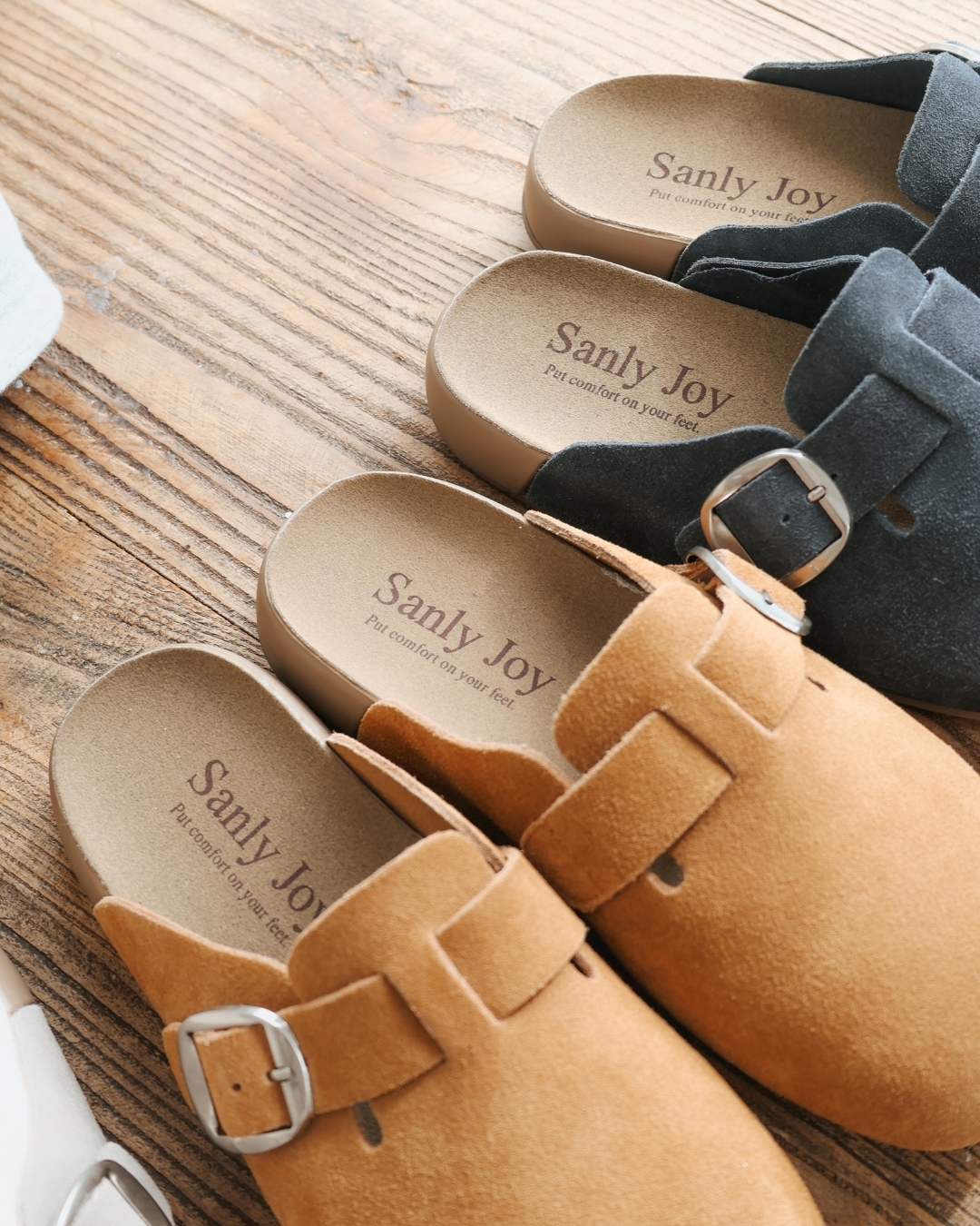 Sanly Joy 記憶沙發真皮勃肯鞋,特寫近照,展現麂皮質感以及台灣製作的工藝,舒適柔軟好穿,適合久站久走,穿起來有一種慵懶的氛圍。