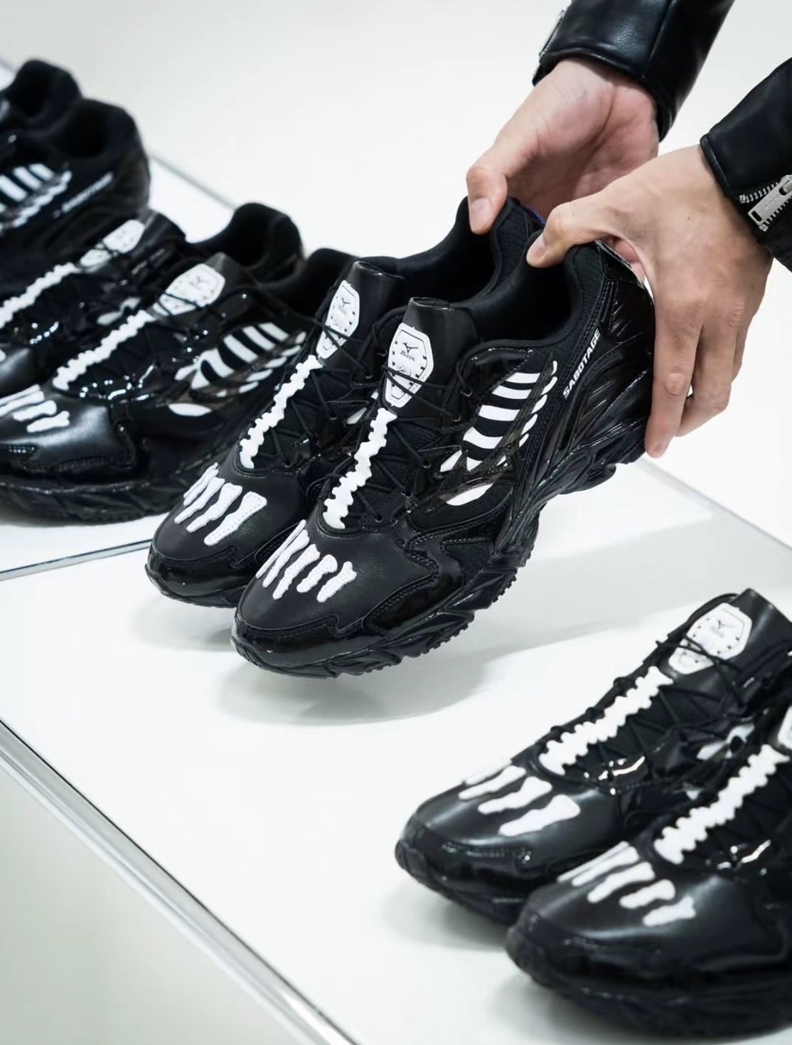 【代購】Mizuno x SBTG Wave Rider 10 聯名款 骨骼/灰白 1203B026-200