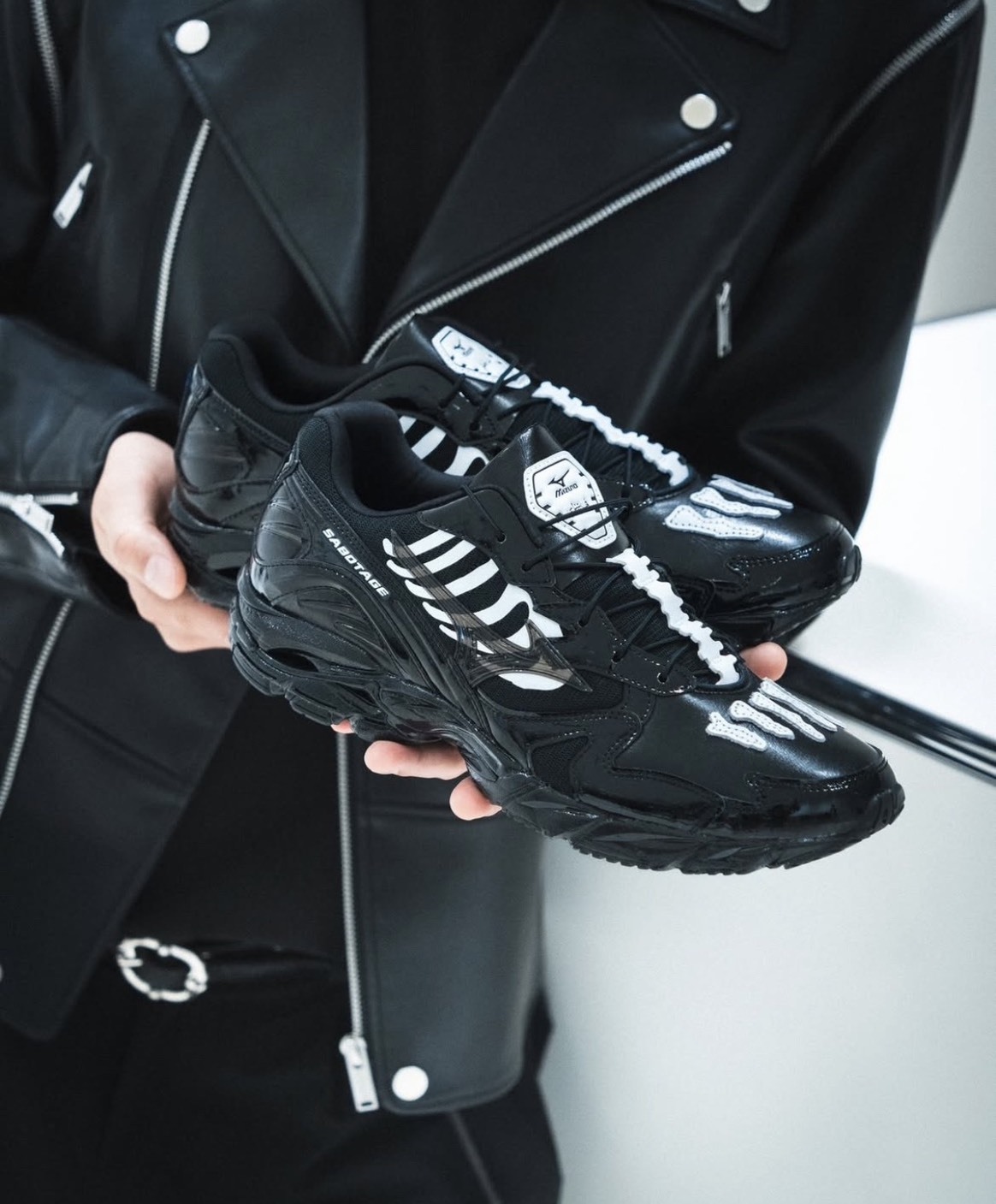 【代購】Mizuno x SBTG Wave Rider 10 聯名款 骨骼/灰白 1203B026-200