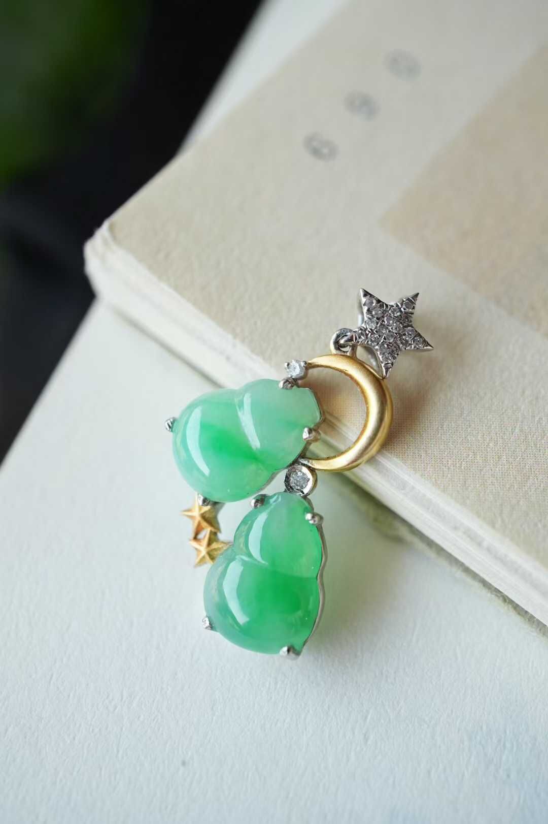 122833 翡翠冰糯種陽綠雙葫蘆吊墜