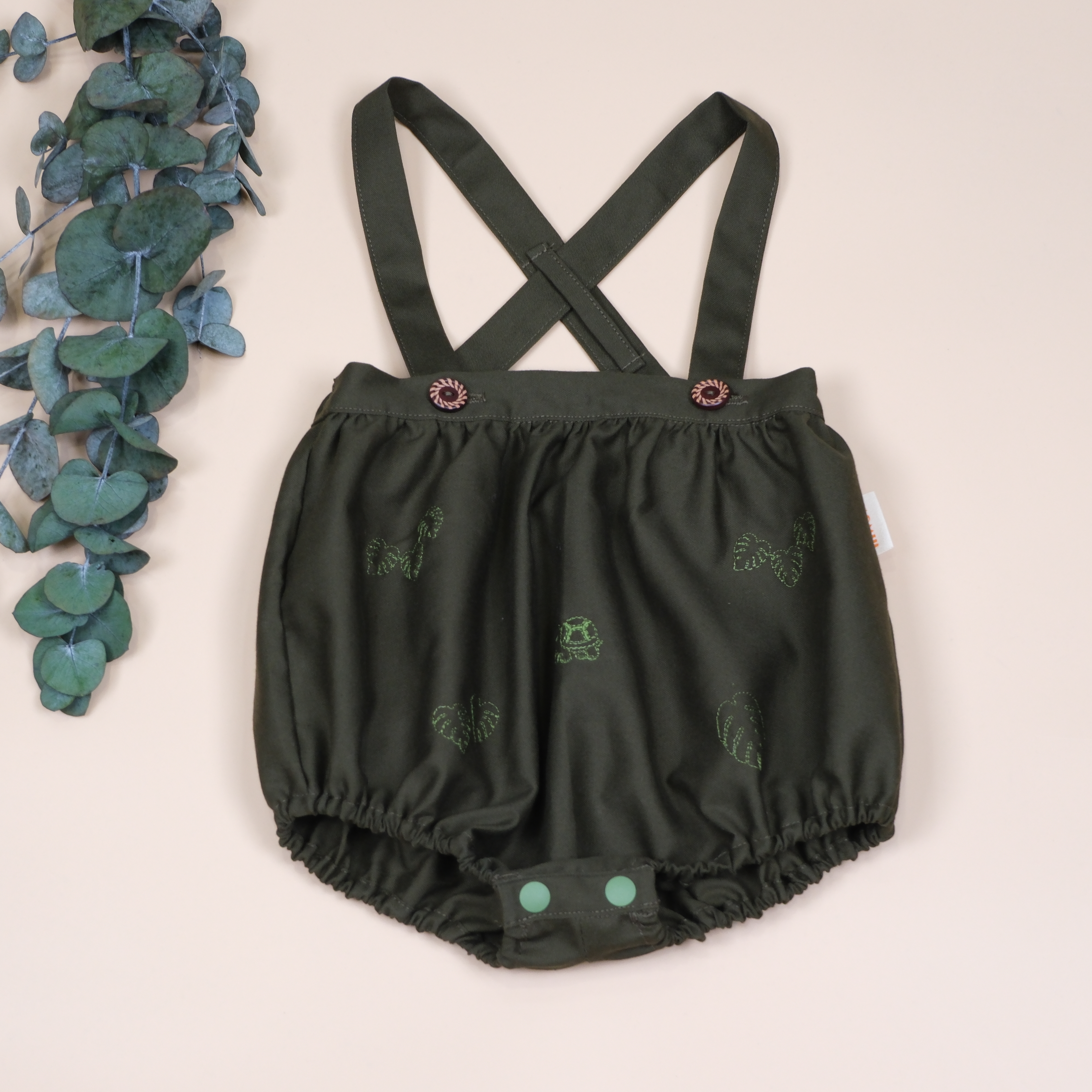 刺繡龜背芋＆烏龜 ◈ 手作吊帶包屁衣 ◈ 森林綠