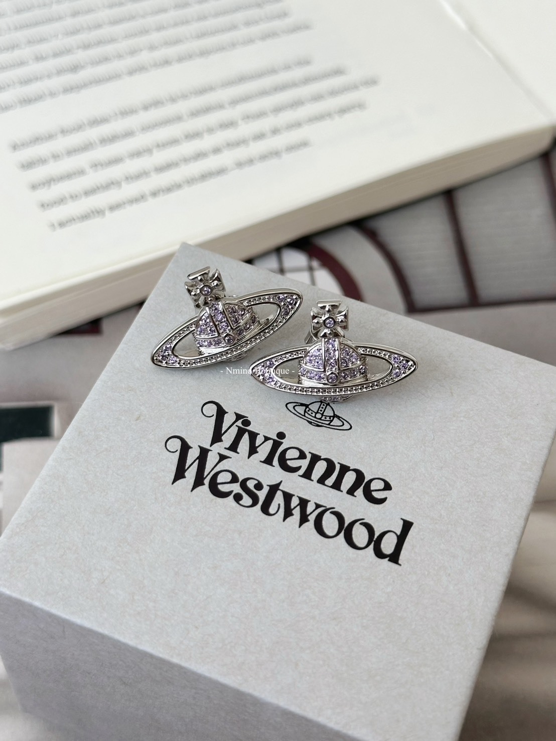 <好飾到✨> Vivienne Westwood Mini Bas Relief 夢幻紫鑽星球耳環