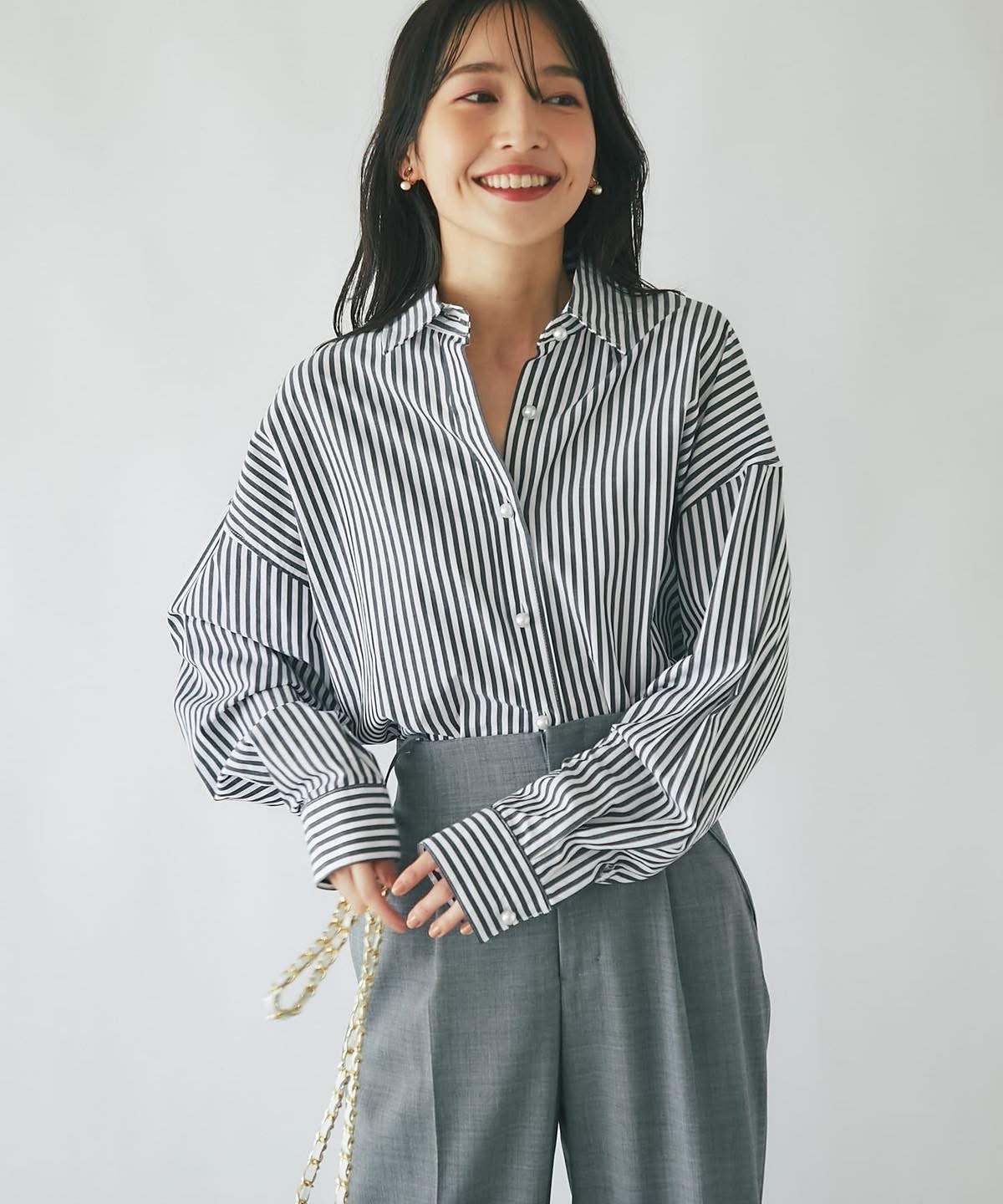 La boutique BonBon(ラブティックボンボン)  【新色登場！追加オーダー決定】ストライプクロップドシャツ黑條紋（LBZ1031204A0009）