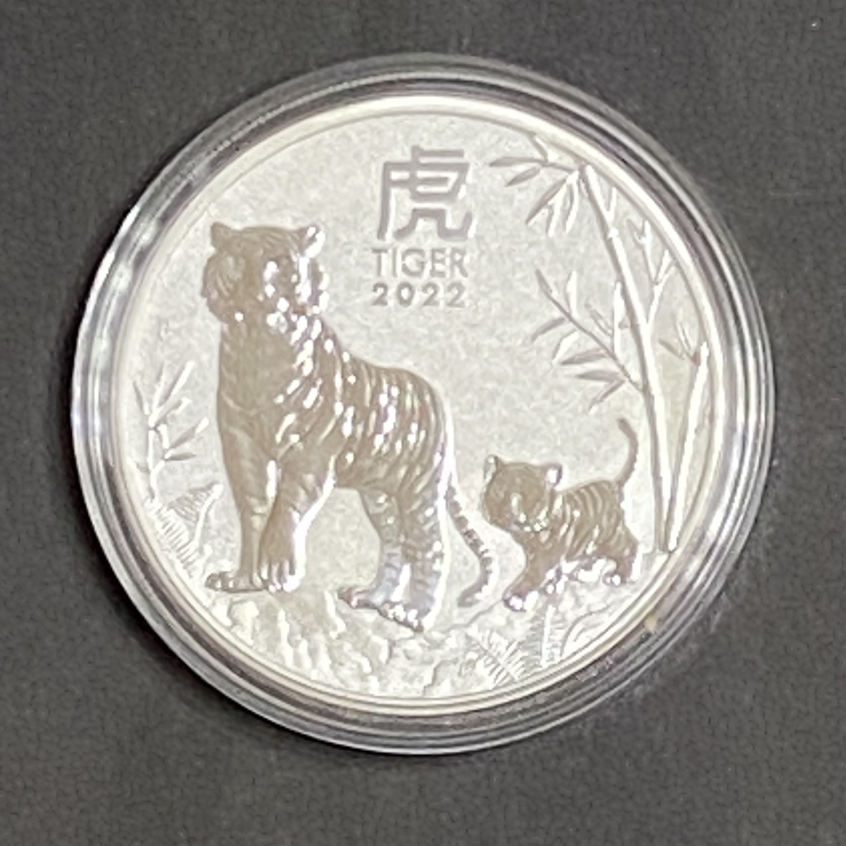 純銀製　大正2年　大日本蠶絲會　​​品評會　メダル　銀牌　約117g 2022澳洲一安士第三組虎年銀幣(9999 純銀)