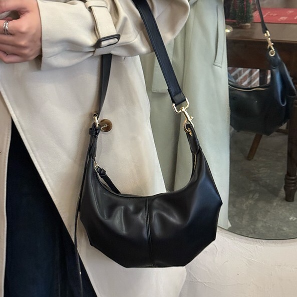 《6559》軟皮大容量餃子包斜背包