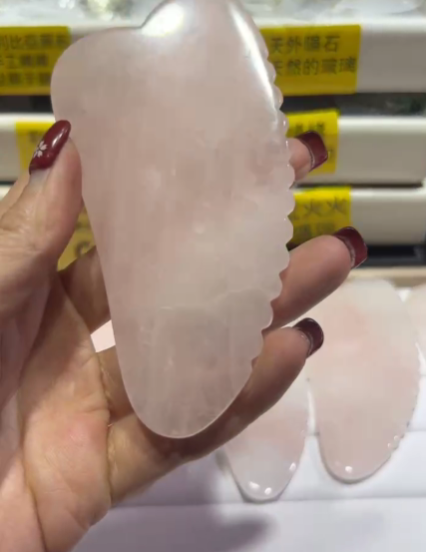 260131 - C40 粉晶鋸齒刮痧板