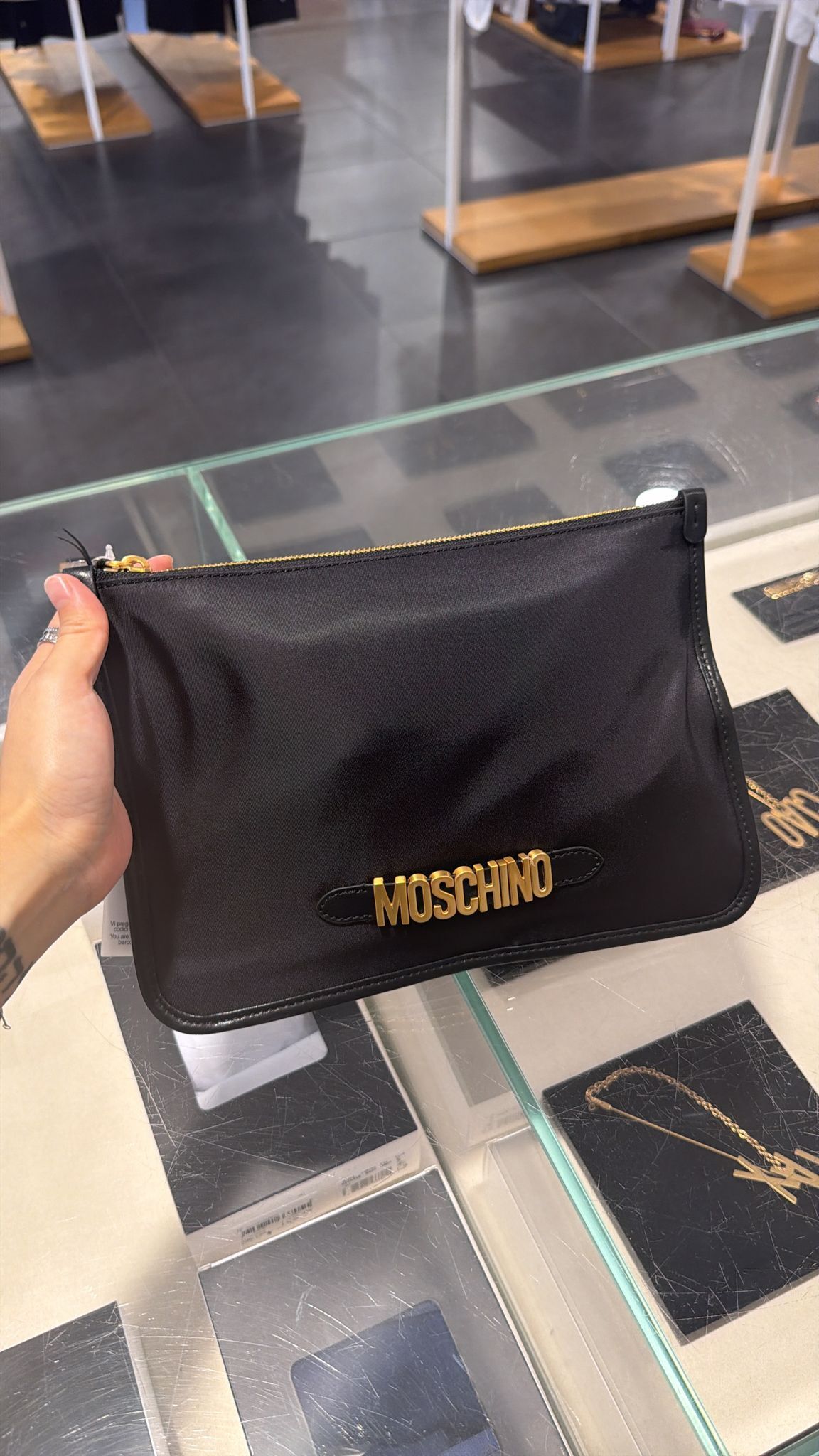【預訂】AE013010 Moschino 金字母手拿包 (黑色)
