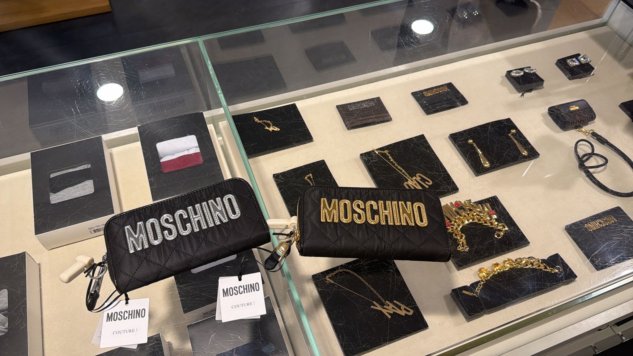 【預訂】AE013012 Moschino 菱格紋長銀包