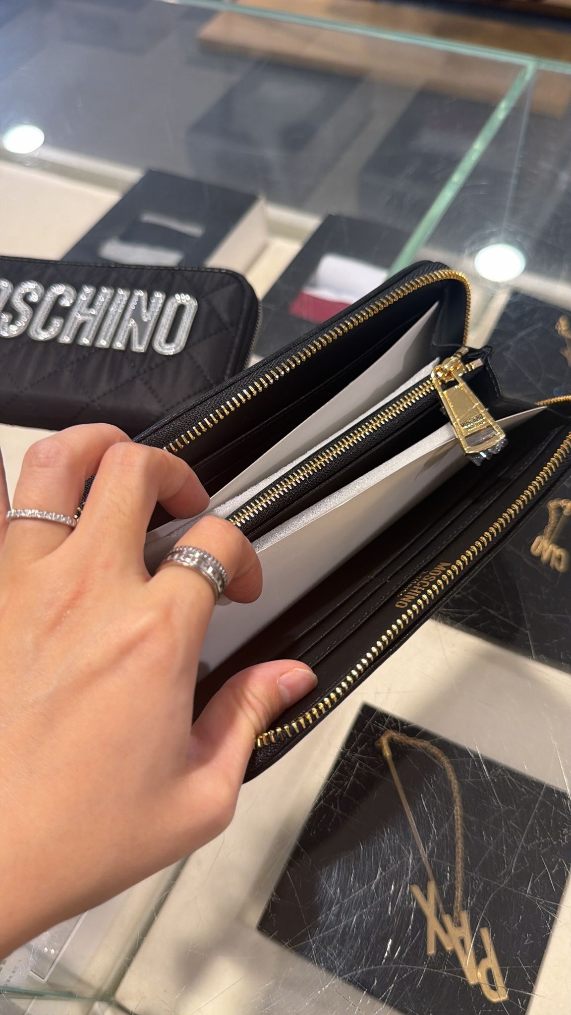 【預訂】AE013012 Moschino 菱格紋長銀包