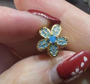 260131 - C84 潘潘金色藍花花隔珠1粒