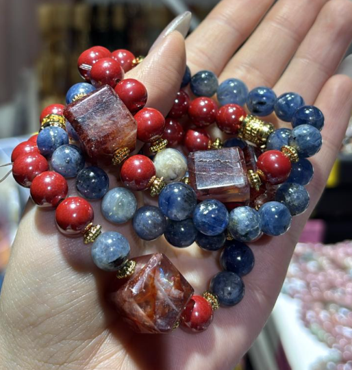 260131 - C160 9mm+藍晶石還原硃砂方糖紅膠花設計款手串