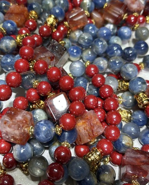 260131 - C163 12mm+藍晶石還原硃砂方糖紅膠花設計款手串