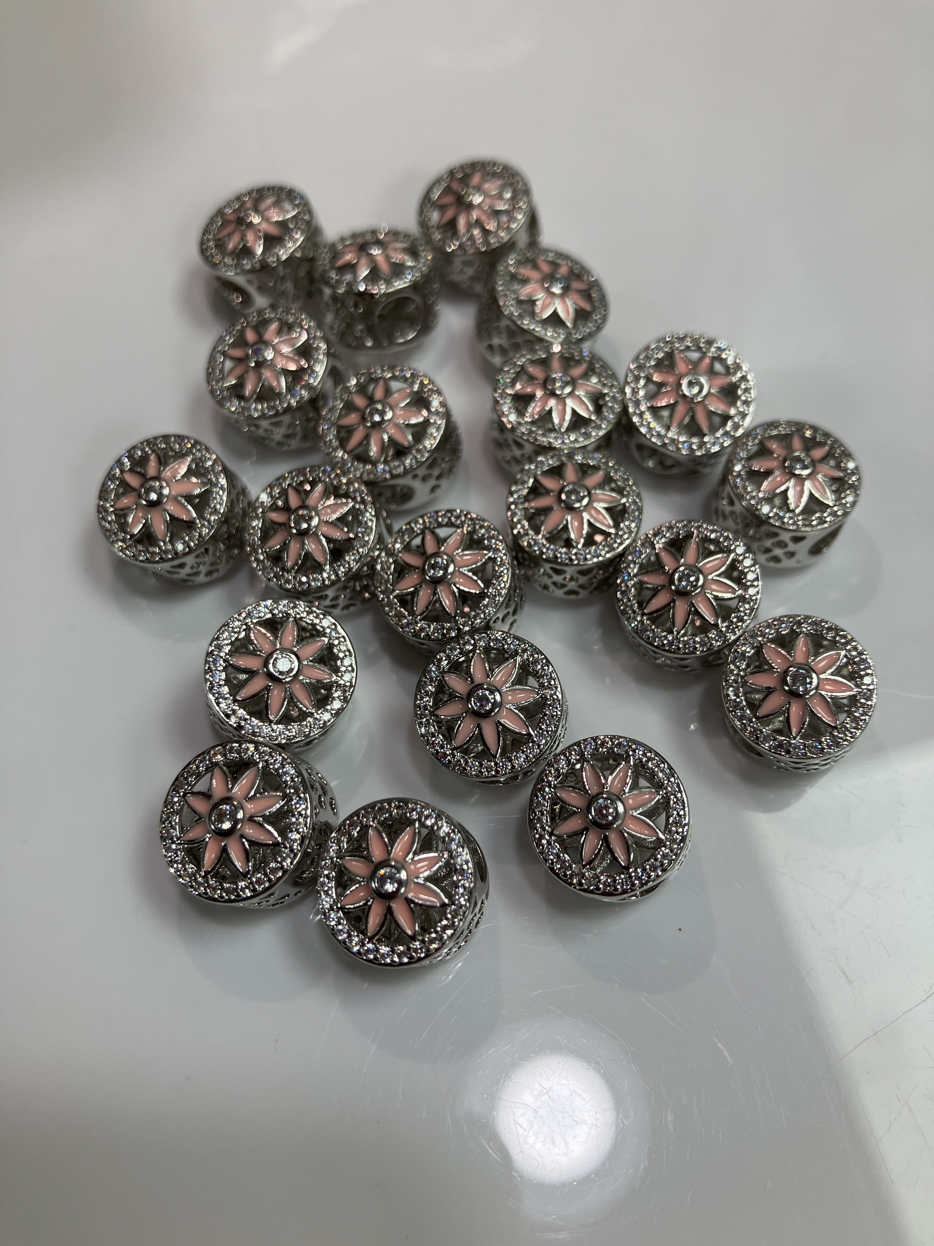 260131 - C140 潘潘銀色圓形粉花瓣鑽隔珠一粒