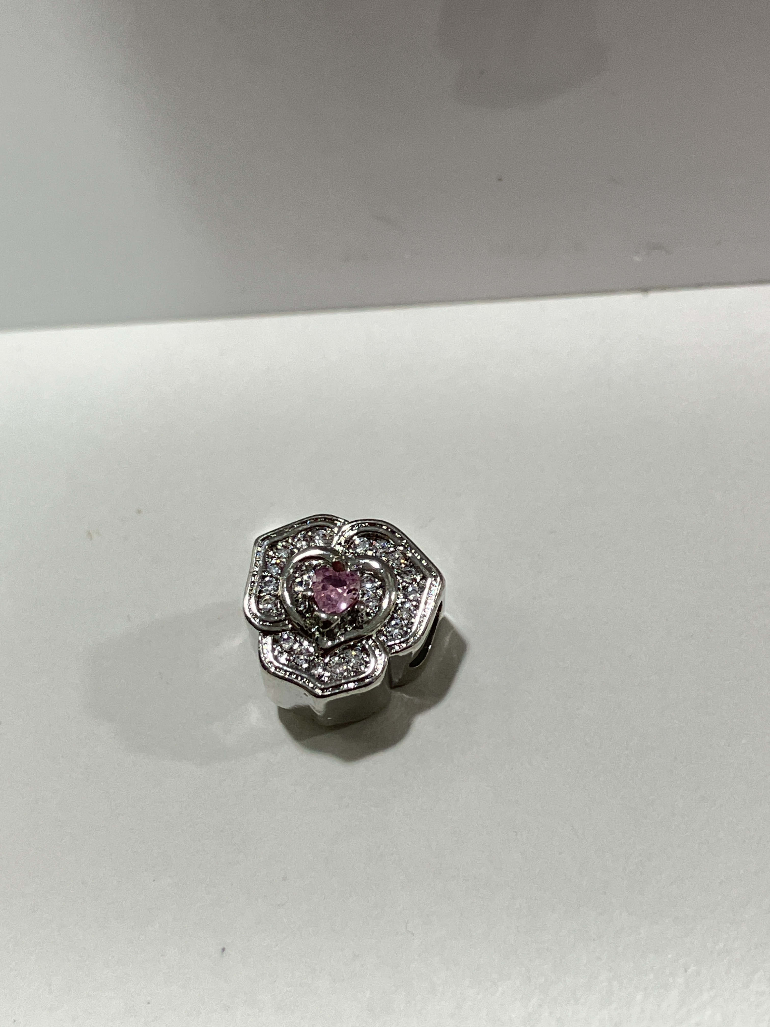 260131 - C135 潘潘銀色花粉鑽心形隔珠一粒