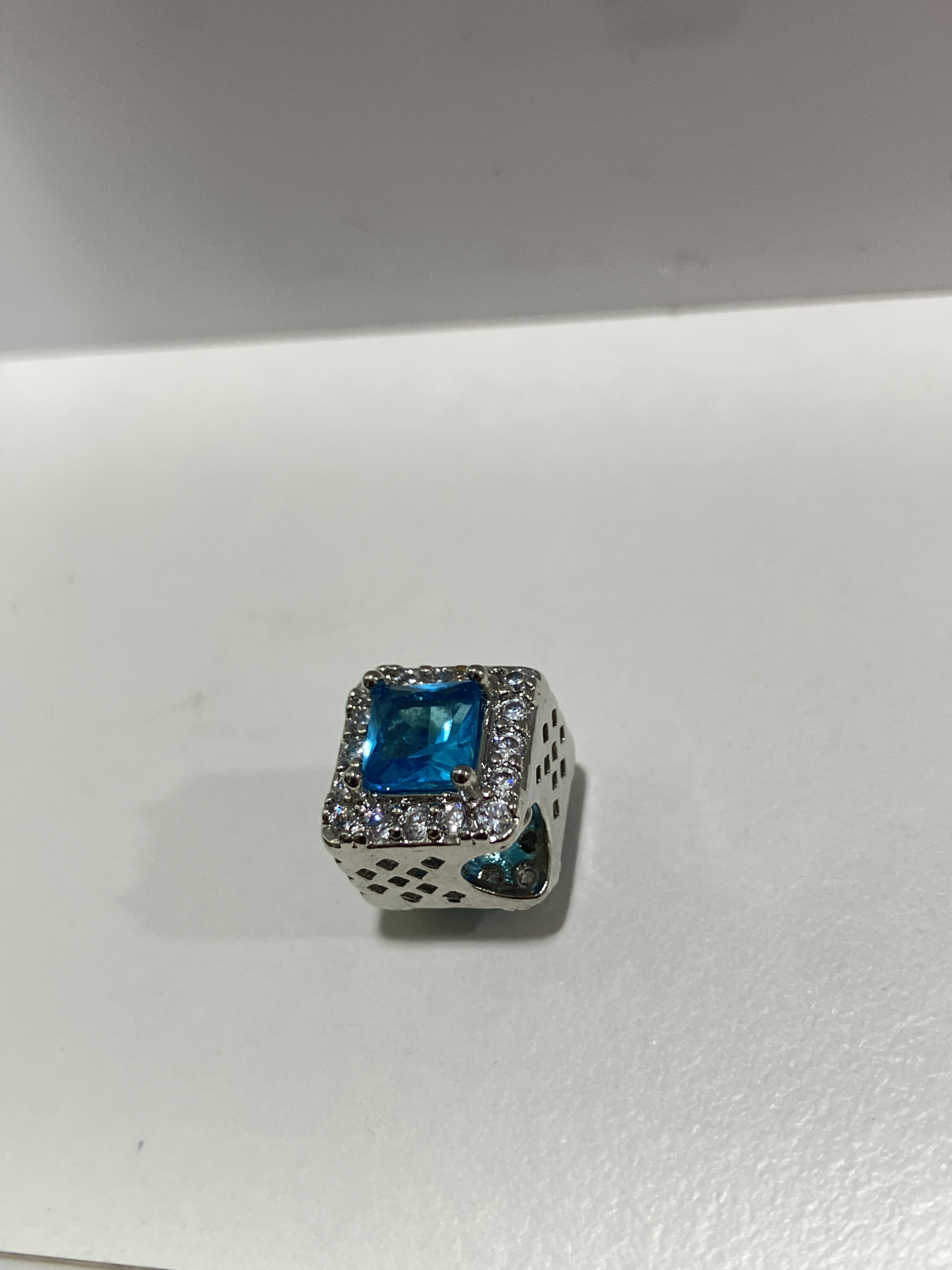 260131 - C134 潘潘銀色方形藍鑽隔珠一粒