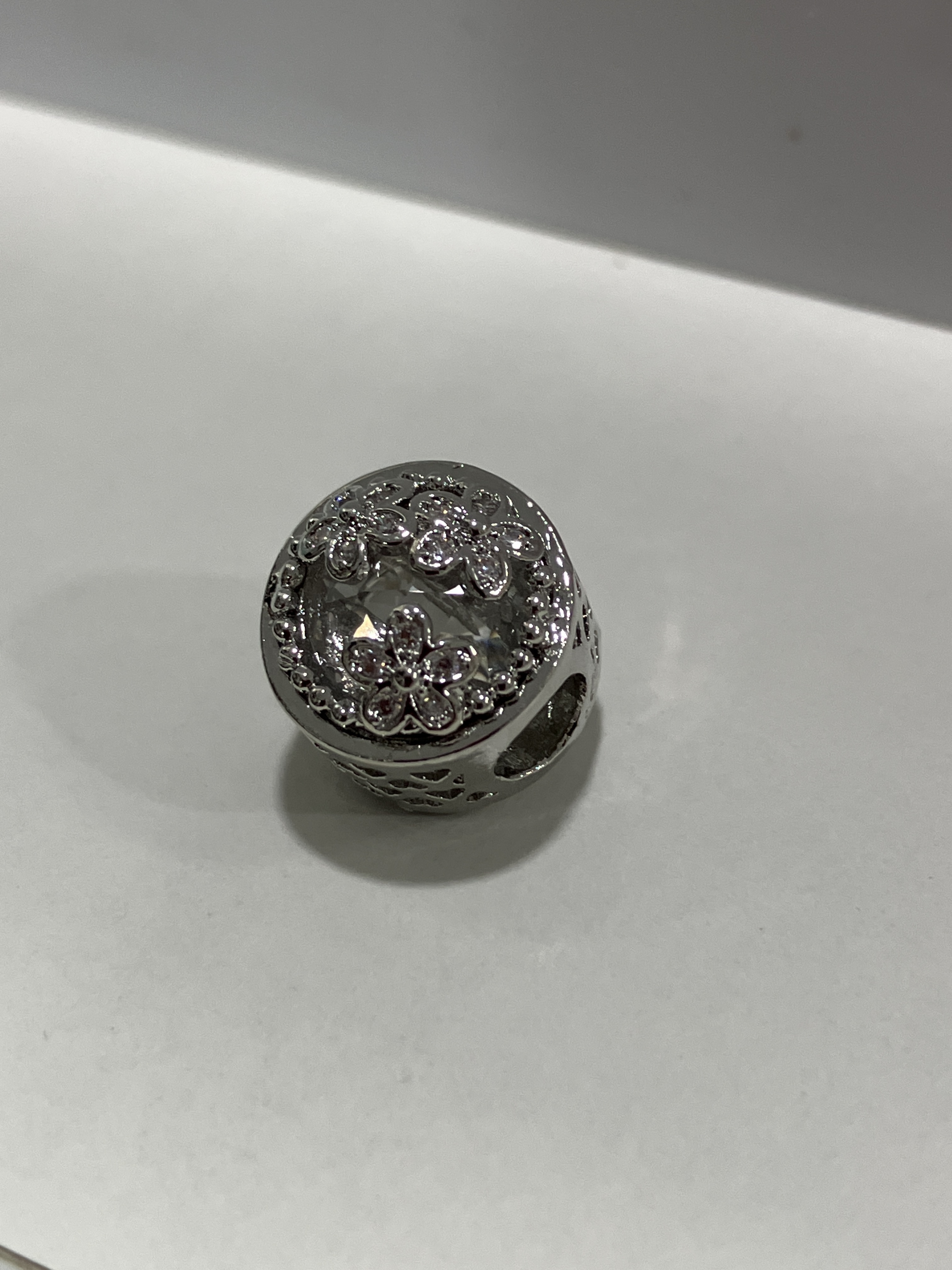 260131 - C132 潘潘銀色圓形三花鑽中鑽隔珠一粒