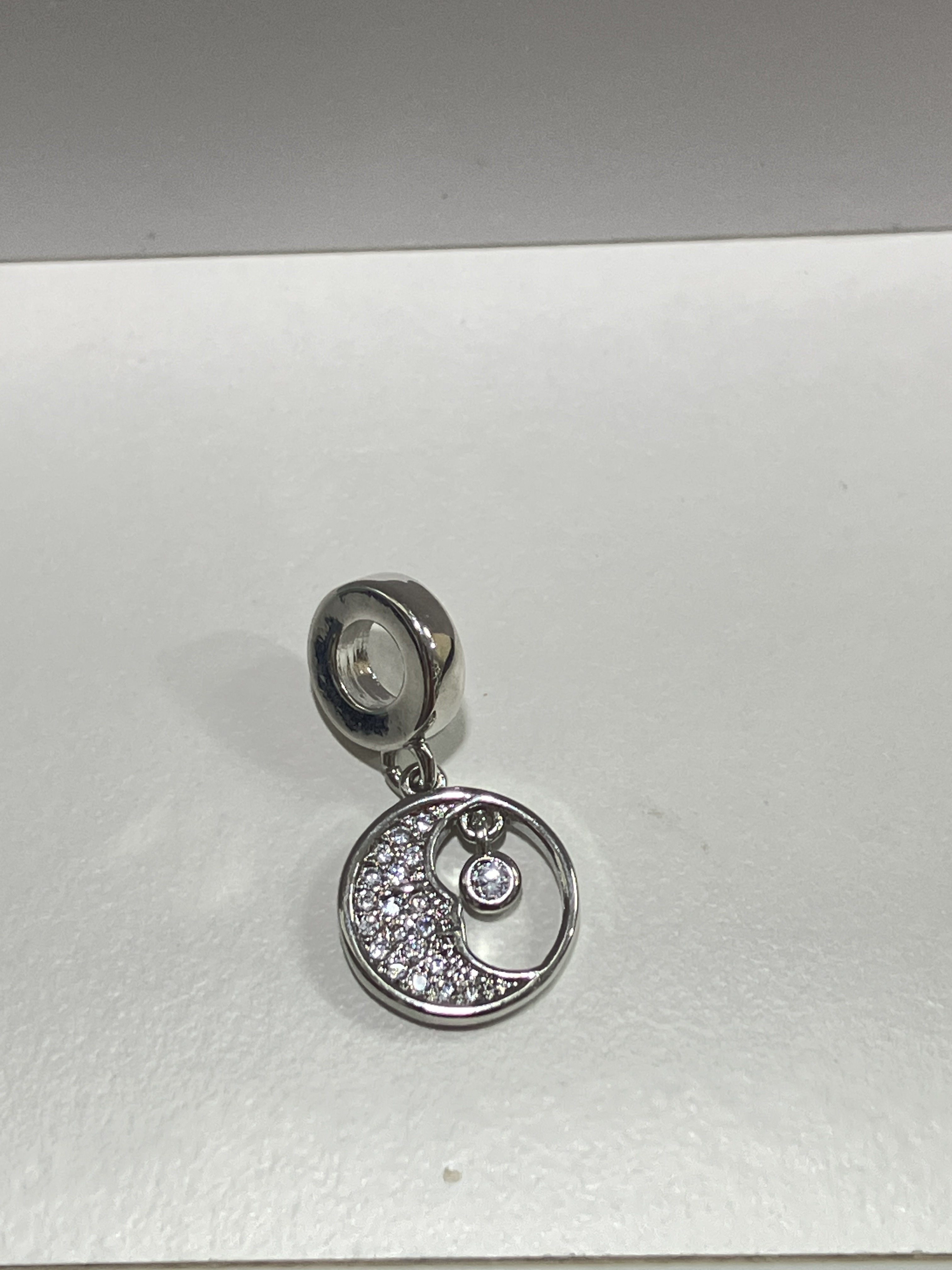 260131 - C130 銀色圓圈月亮鑽隔珠一粒