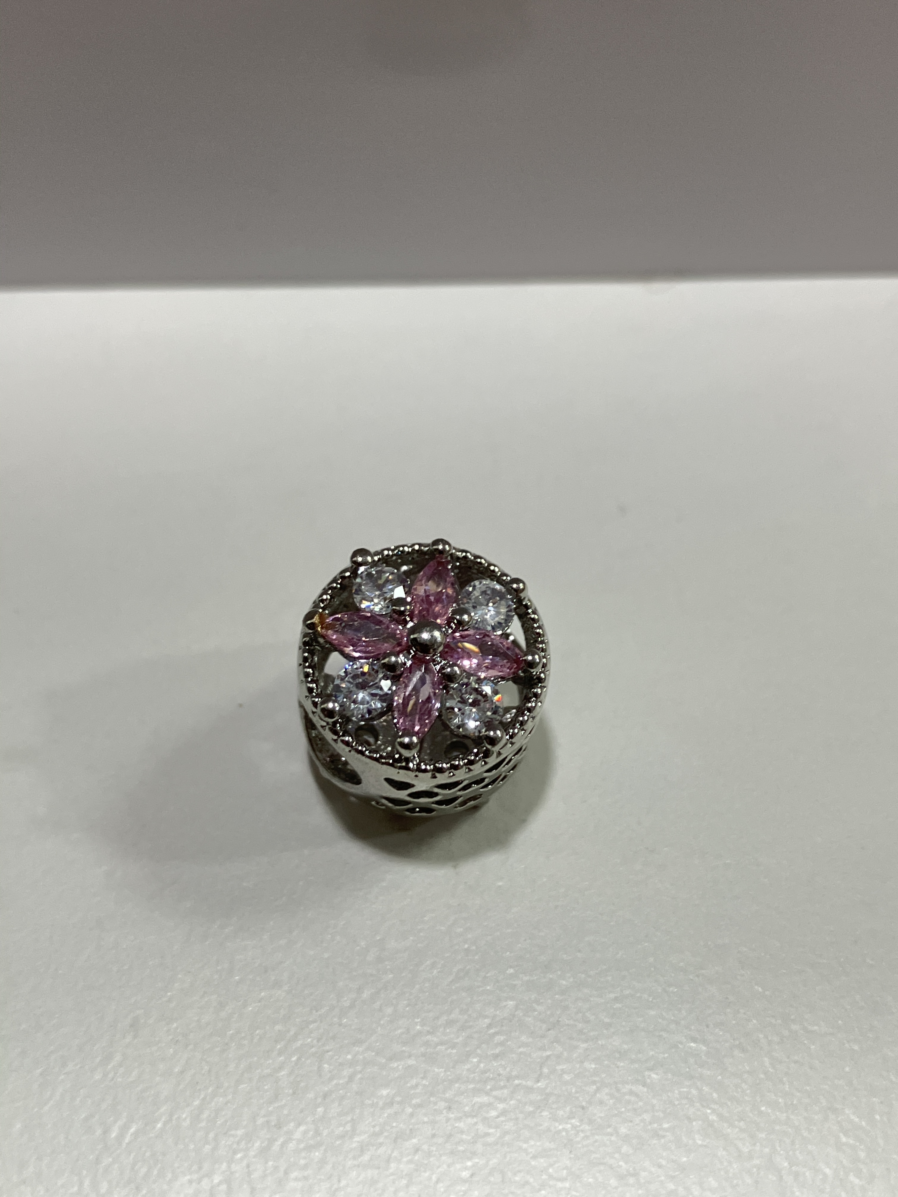 260131 - C127 潘潘銀色圓形四葉粉白鑽隔珠一粒