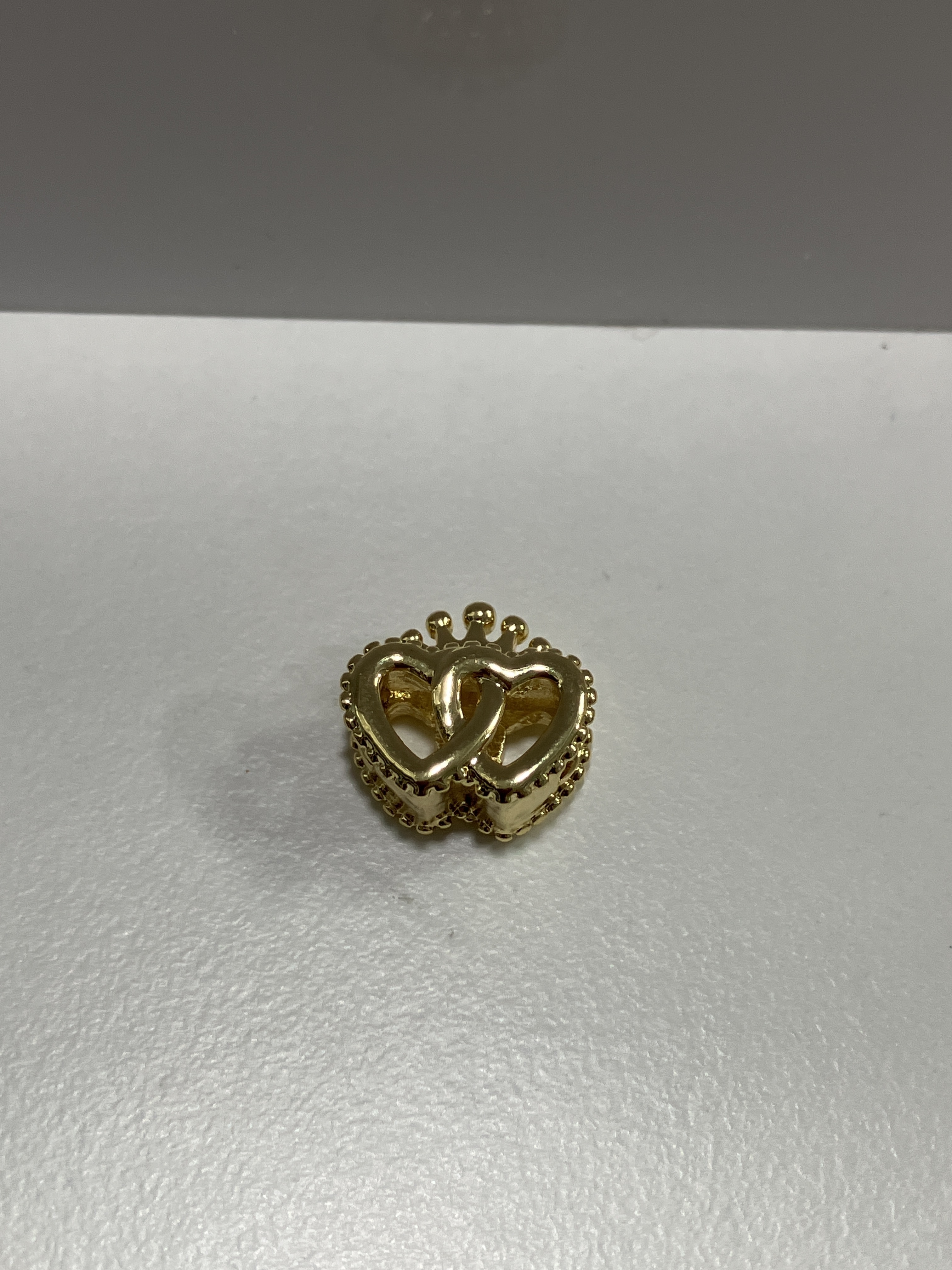 260131 - C126 潘潘金色雙心皇冠隔珠一粒