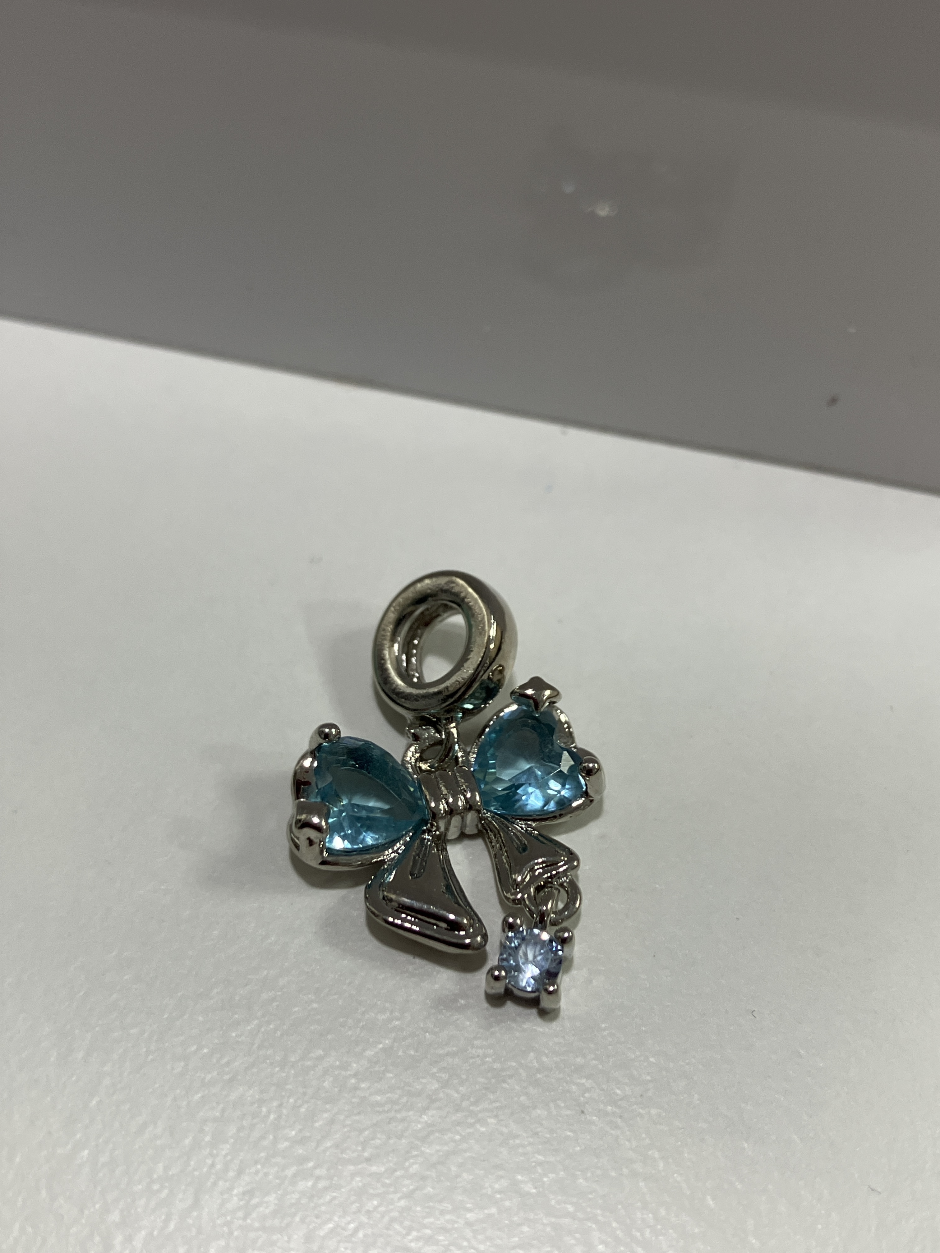 260131 - C123 銀色蝴蝶結藍鑽隔珠一粒