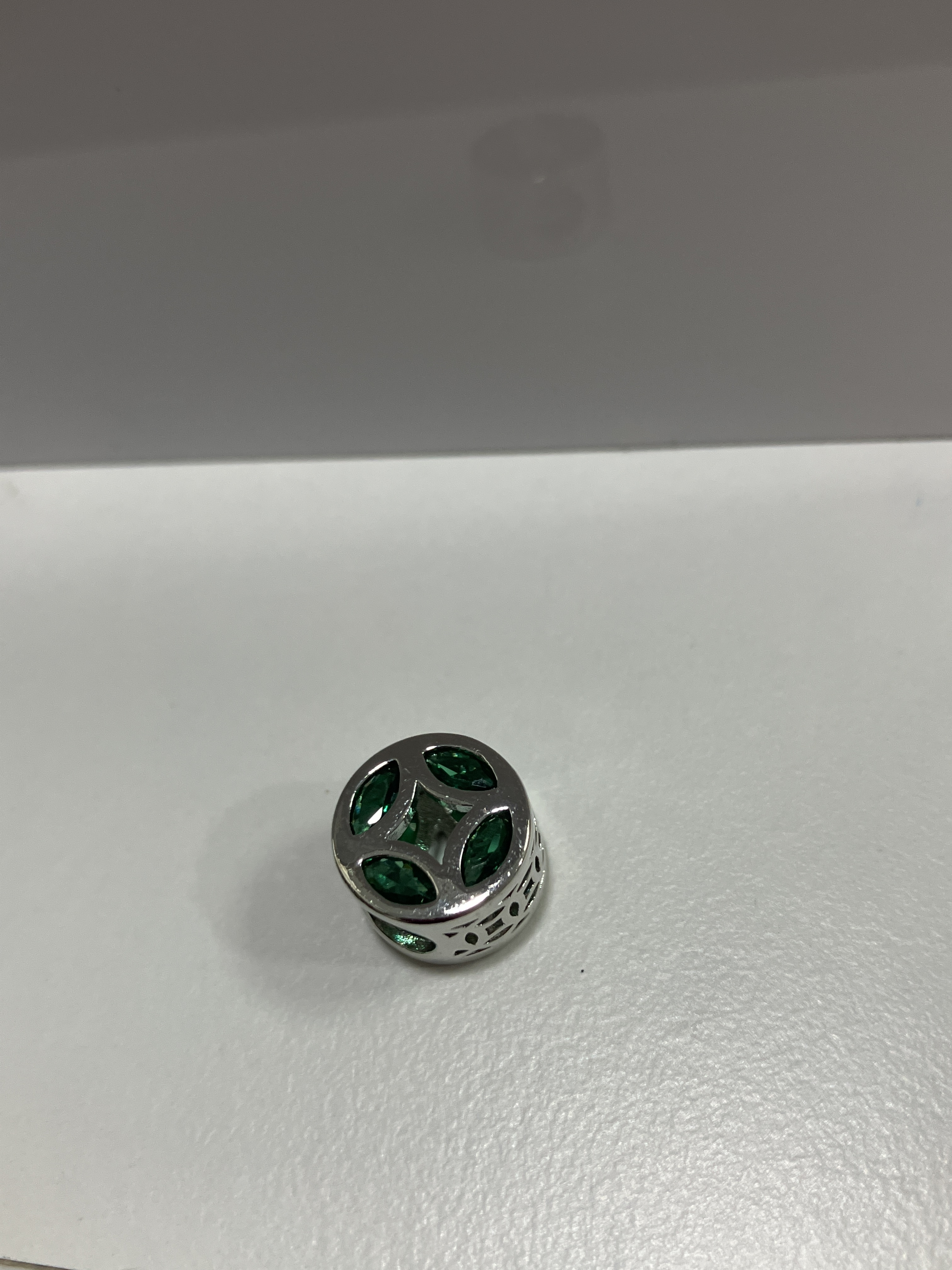 260131 - C111  潘潘銀色圓形綠鑽隔珠一粒