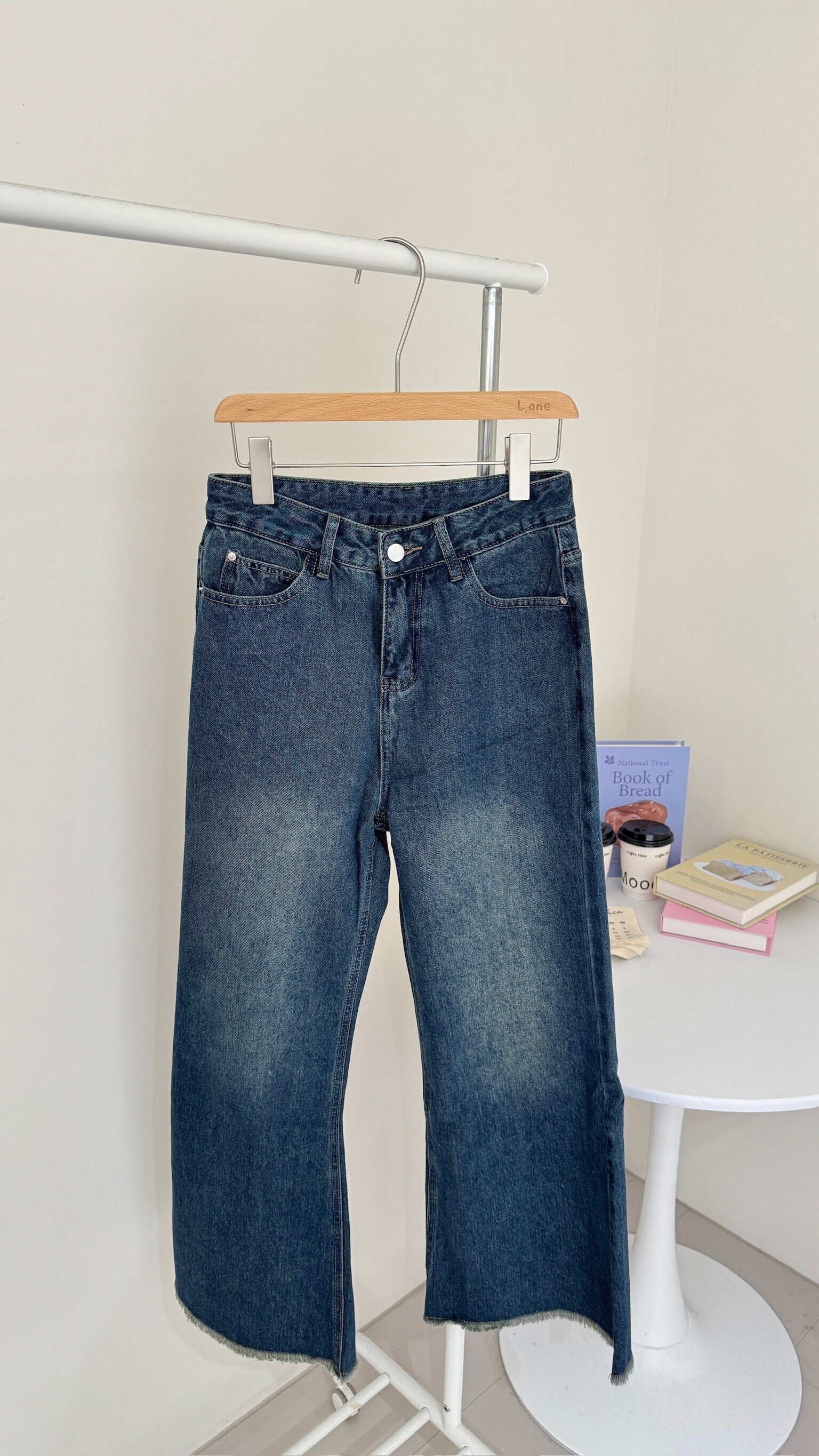 刷毛褲管抽鬚牛仔褲