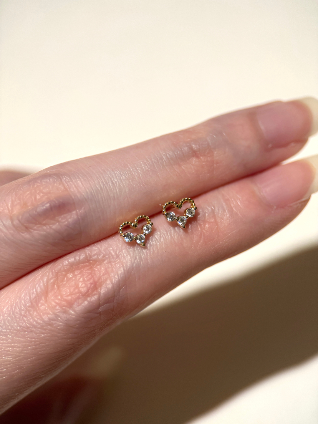 鏤空愛心點點鋯石耳環