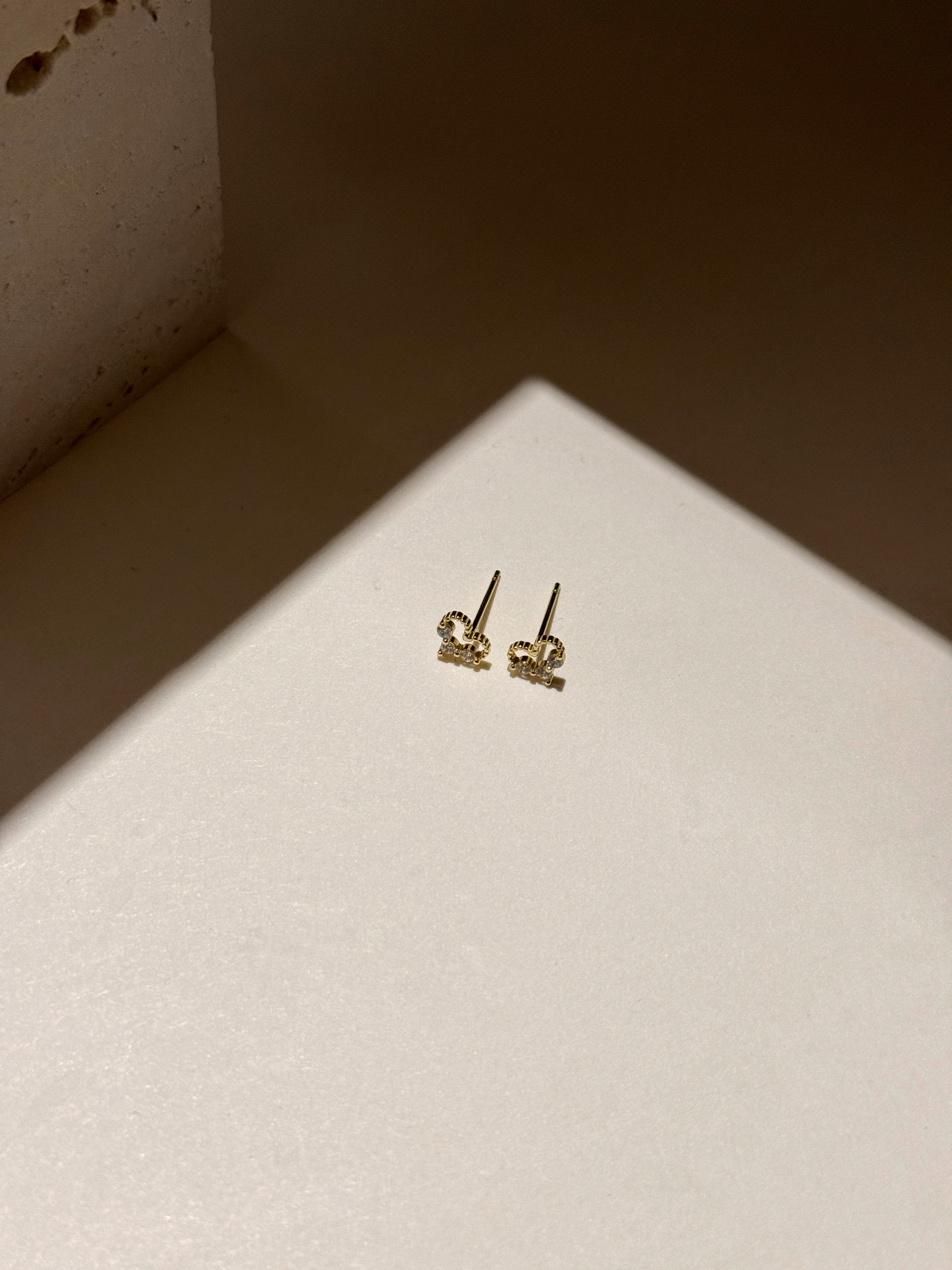 鏤空愛心點點鋯石耳環