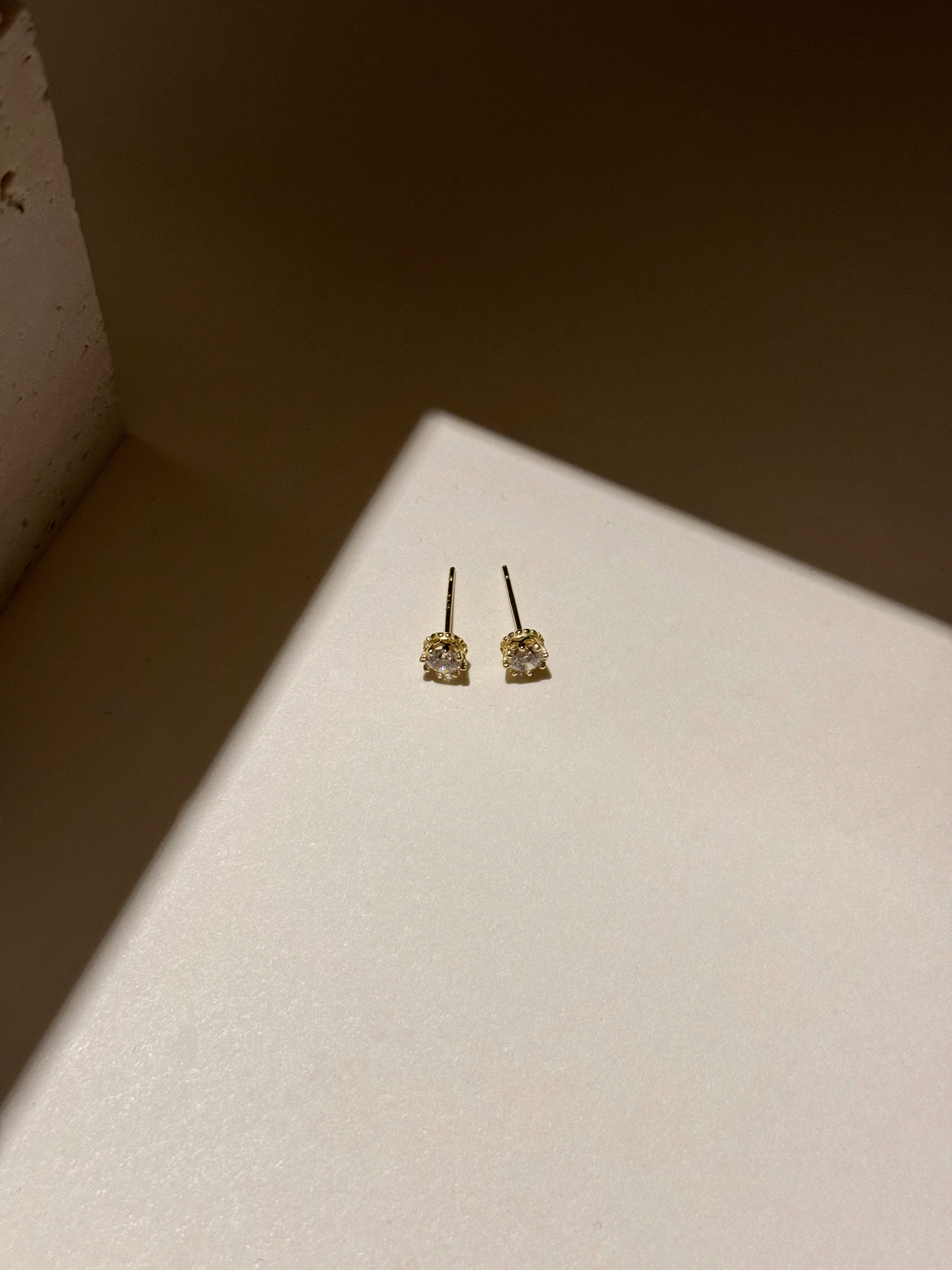 千粒榖皇冠鋯石耳環