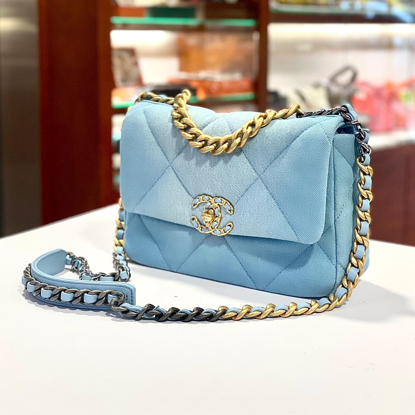 全新CHANEL 19 FLAP BAG 淺藍牛仔布金扣 晶片款 #BRAND NEW #香榭站正品