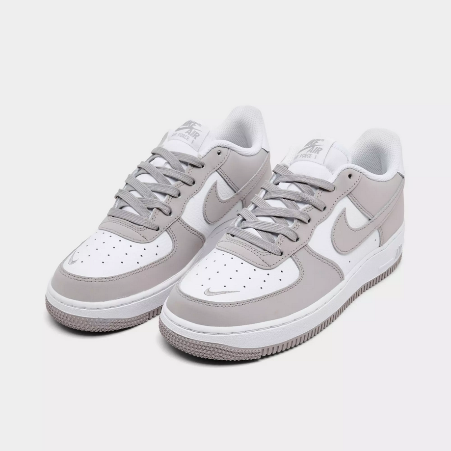 【預訂】NIKE AIR FORCE 1 Embroidered Swoosh 白奶咖灰小剔-GS