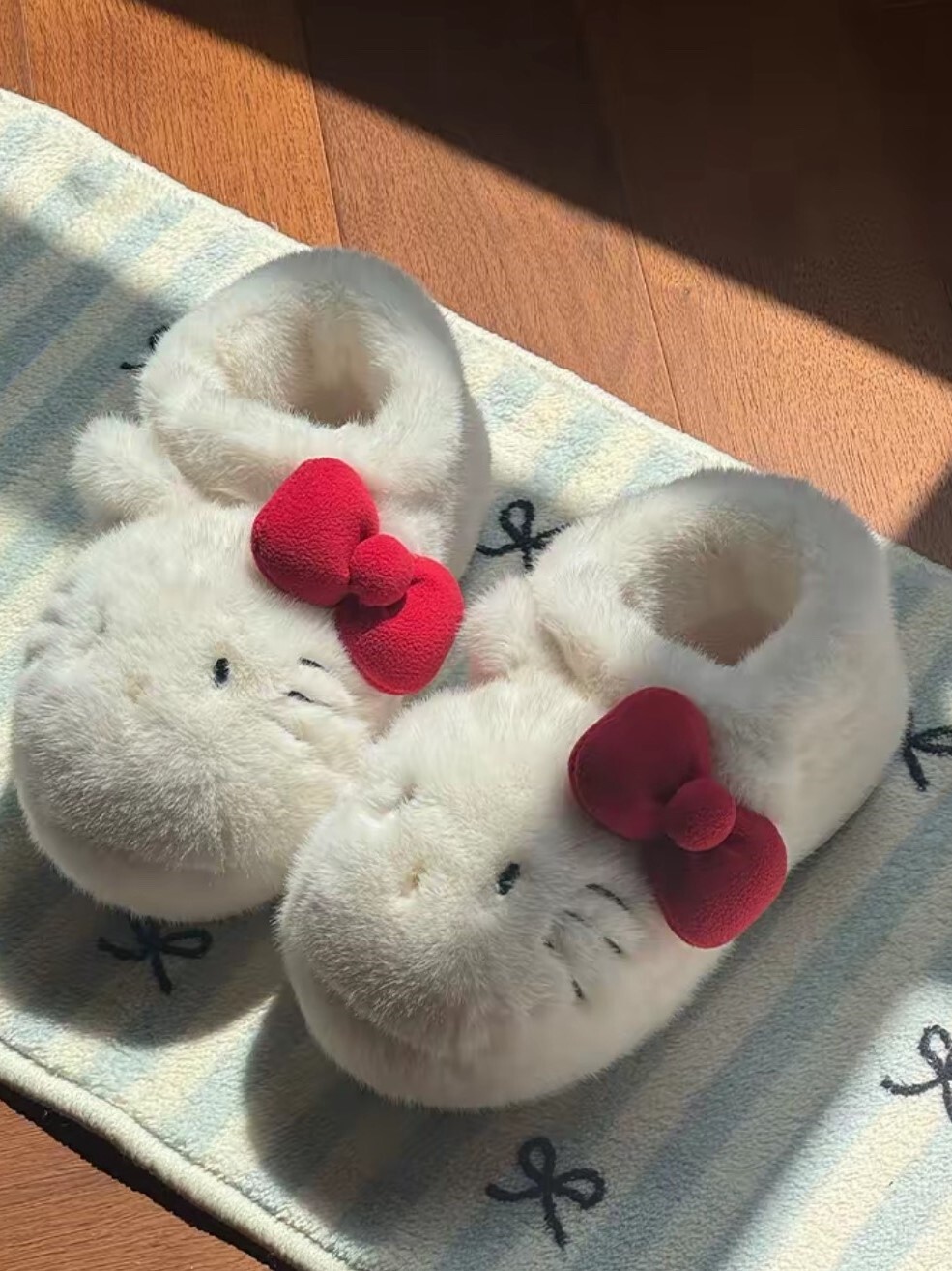 Hello Kitty 澎鬆毛絨室內拖