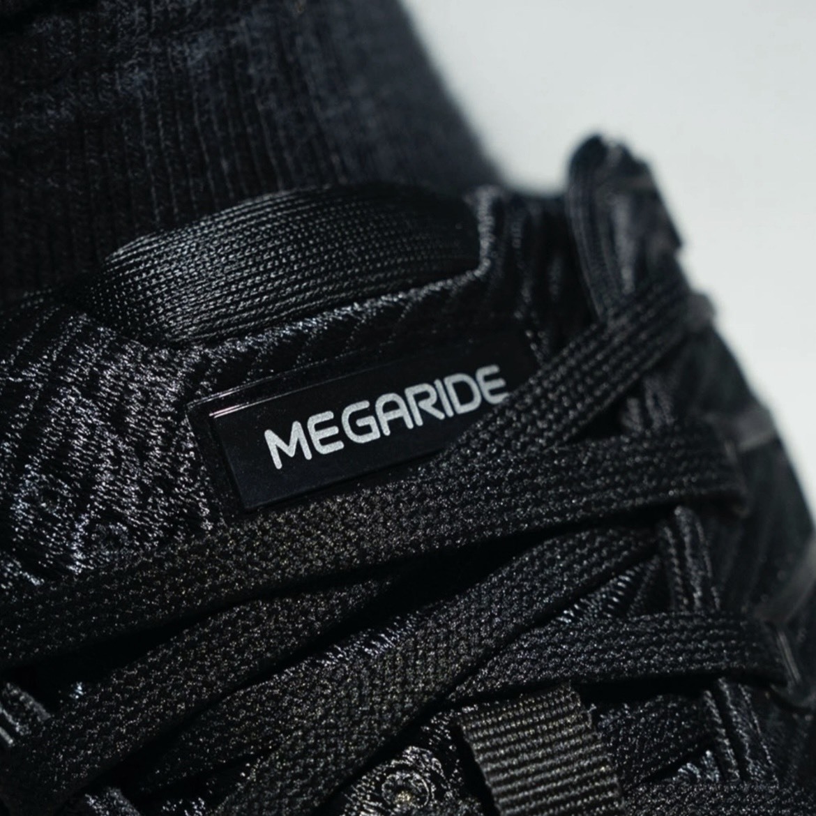 【代購】adidas Megaride F50 機能彈簧跑鞋｜貼合緩震 透氣輕量 低幫運動休閒鞋 男女同款｜黑色