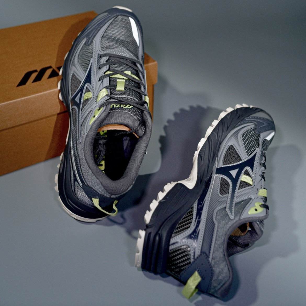 【代購】Mizuno FIYI TL V2 機能徒步跑鞋｜輕量減震 防滑抓地 戶外運動休閒鞋 潮流穿搭 男女同款｜灰色