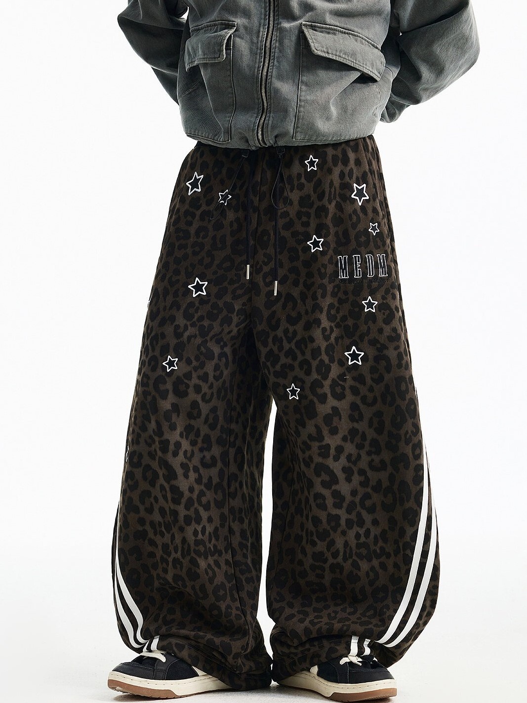 MEDM 刺繡星星 經典豹紋印花 休閒抽繩 彎刀褲 長褲