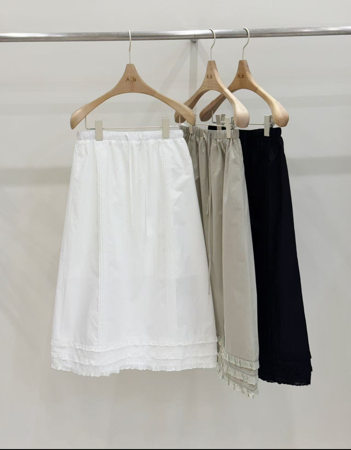 Aq21  長裙  腰 26-37  長 32  hip47 $599