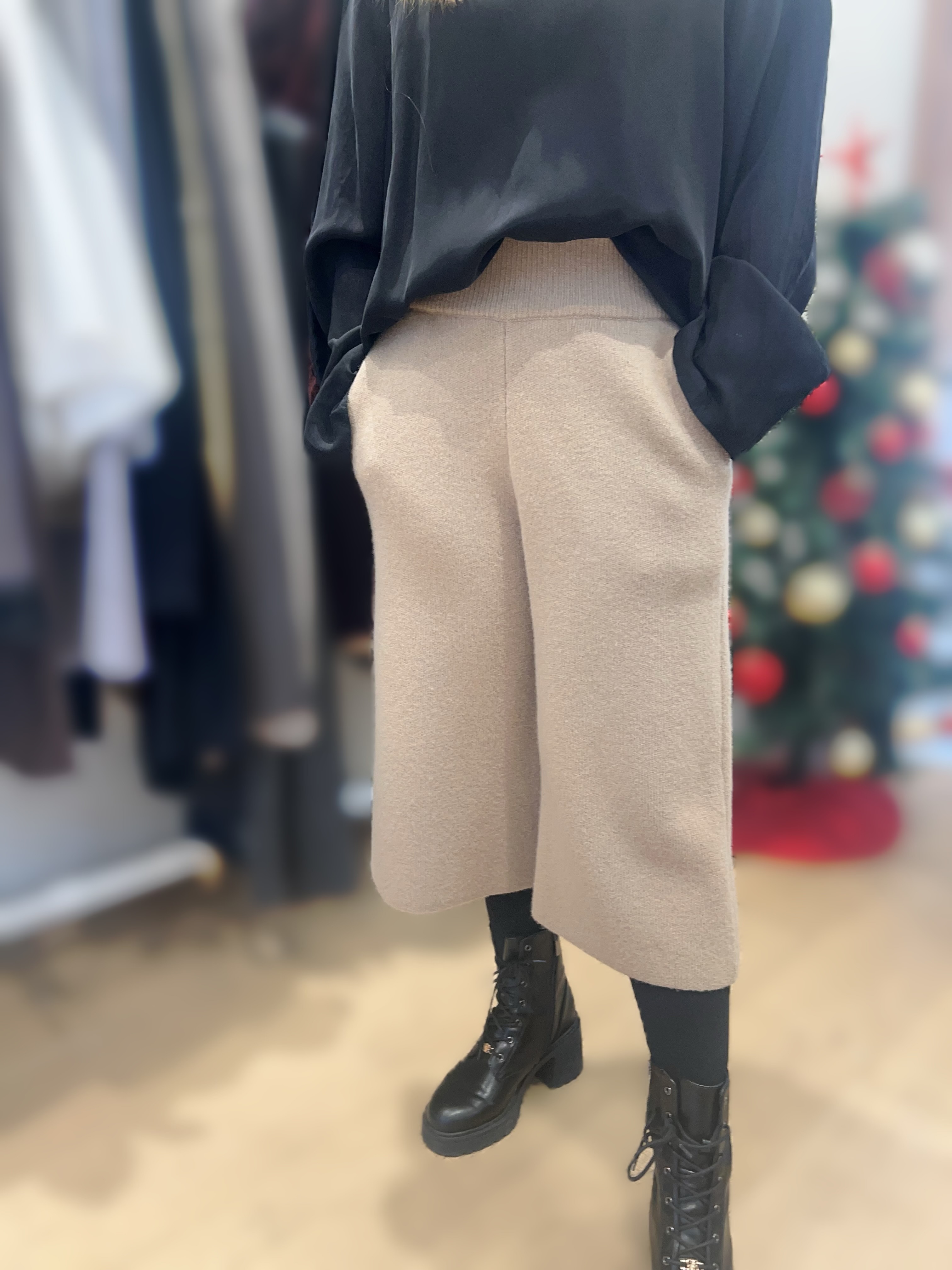 AQ06 褲  腰28-31.5 HIP41 長28 $479 (一口價)