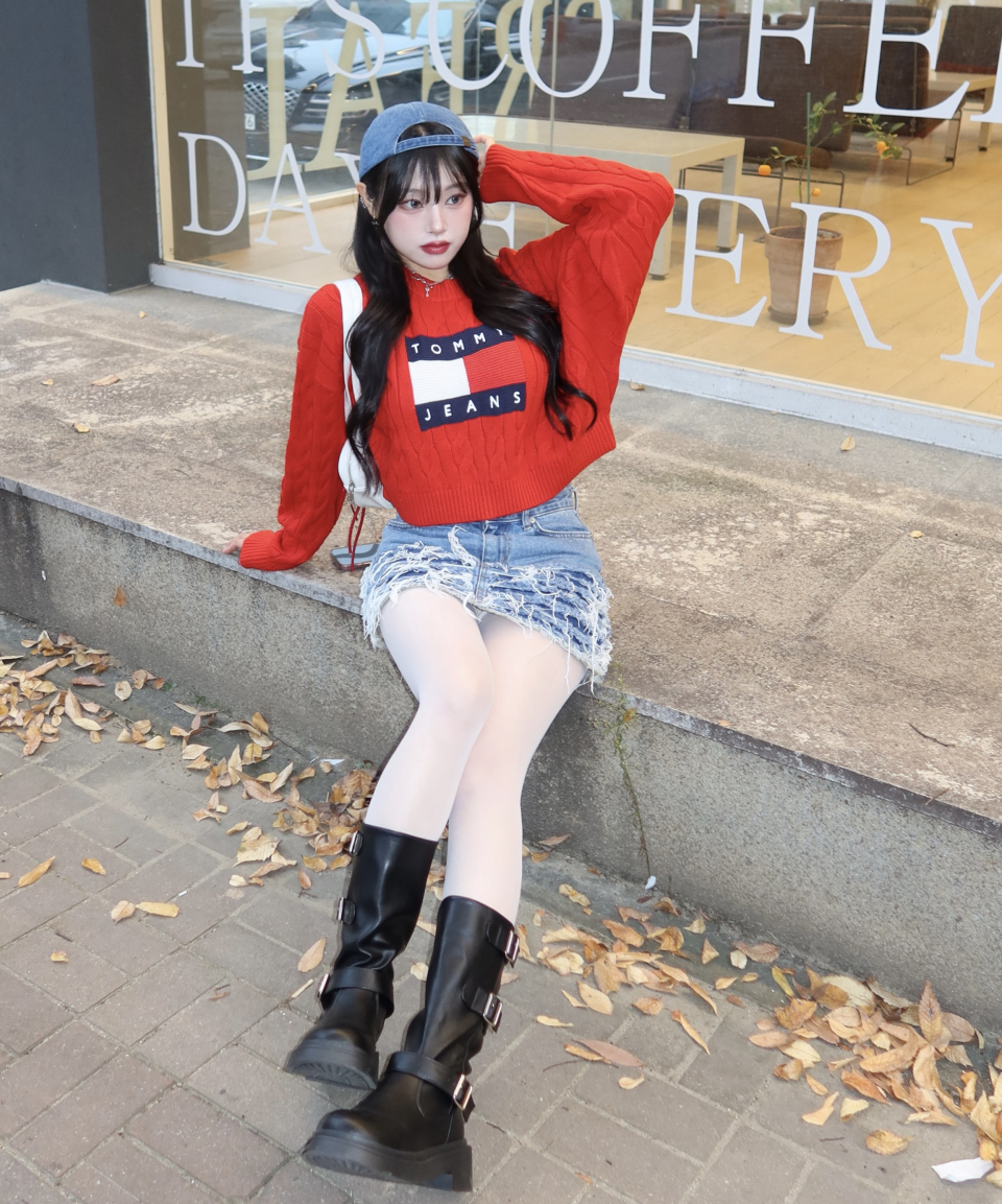 Tommy Jeans Boxy Center Flag Sweater ( 3 Colours )
