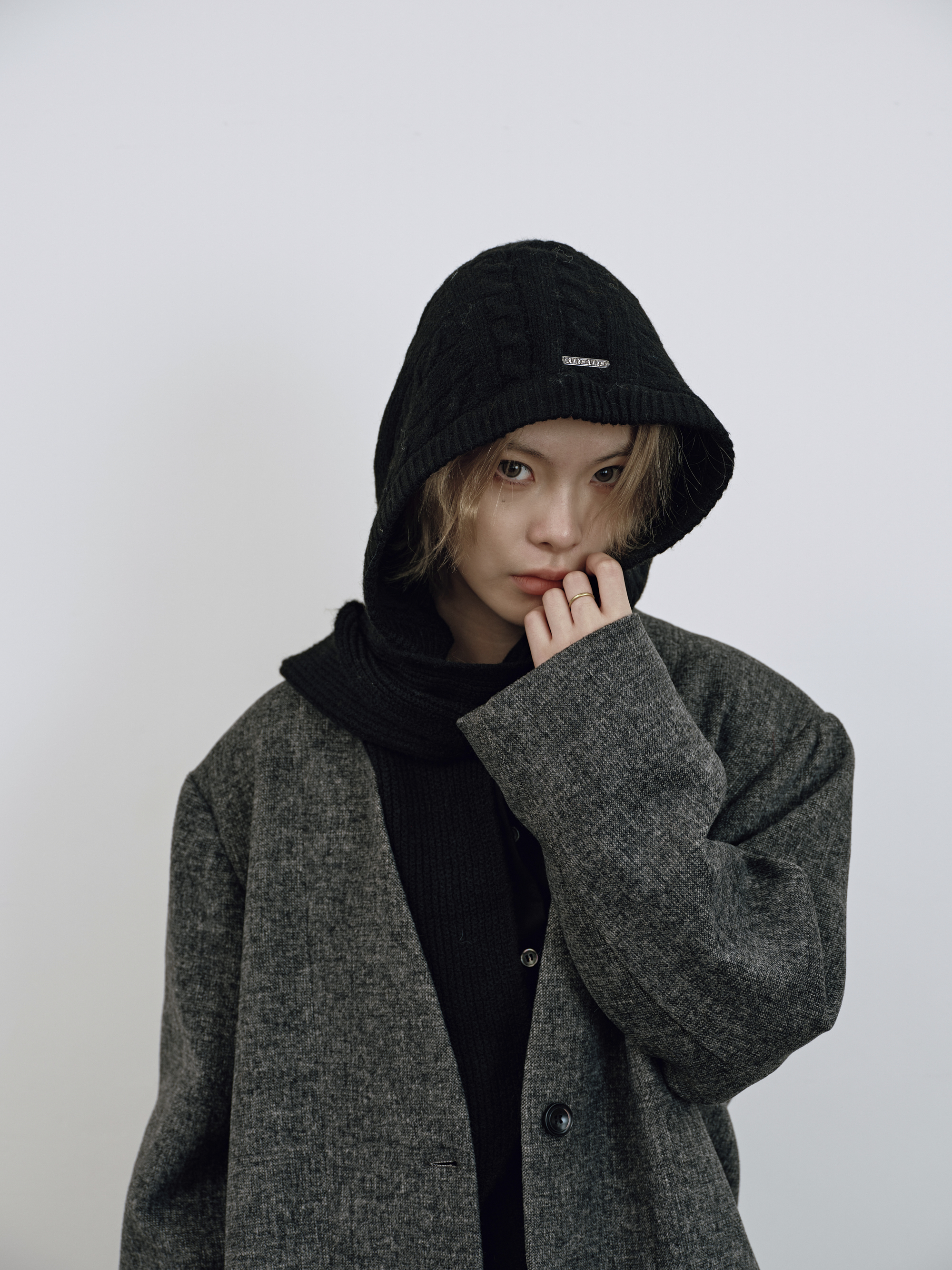 金屬標連帽圍巾-黑