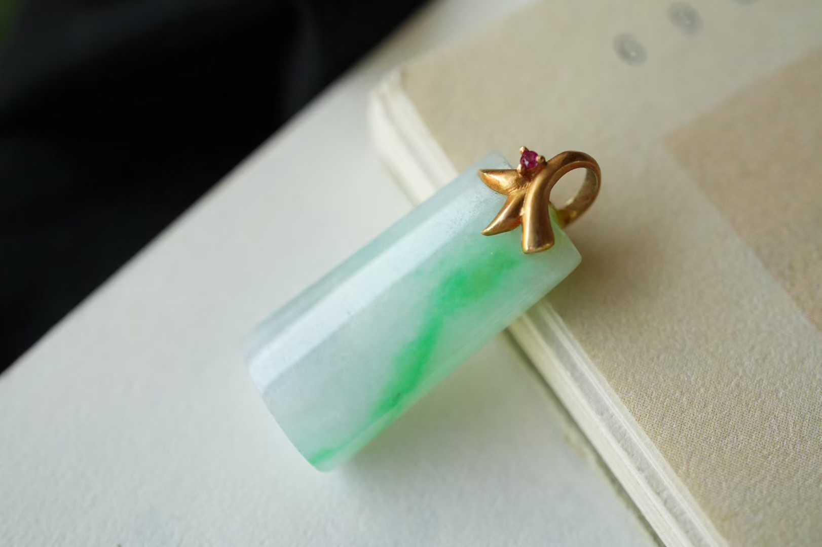 122834 翡翠冰糯種飄陽綠無事牌吊墜