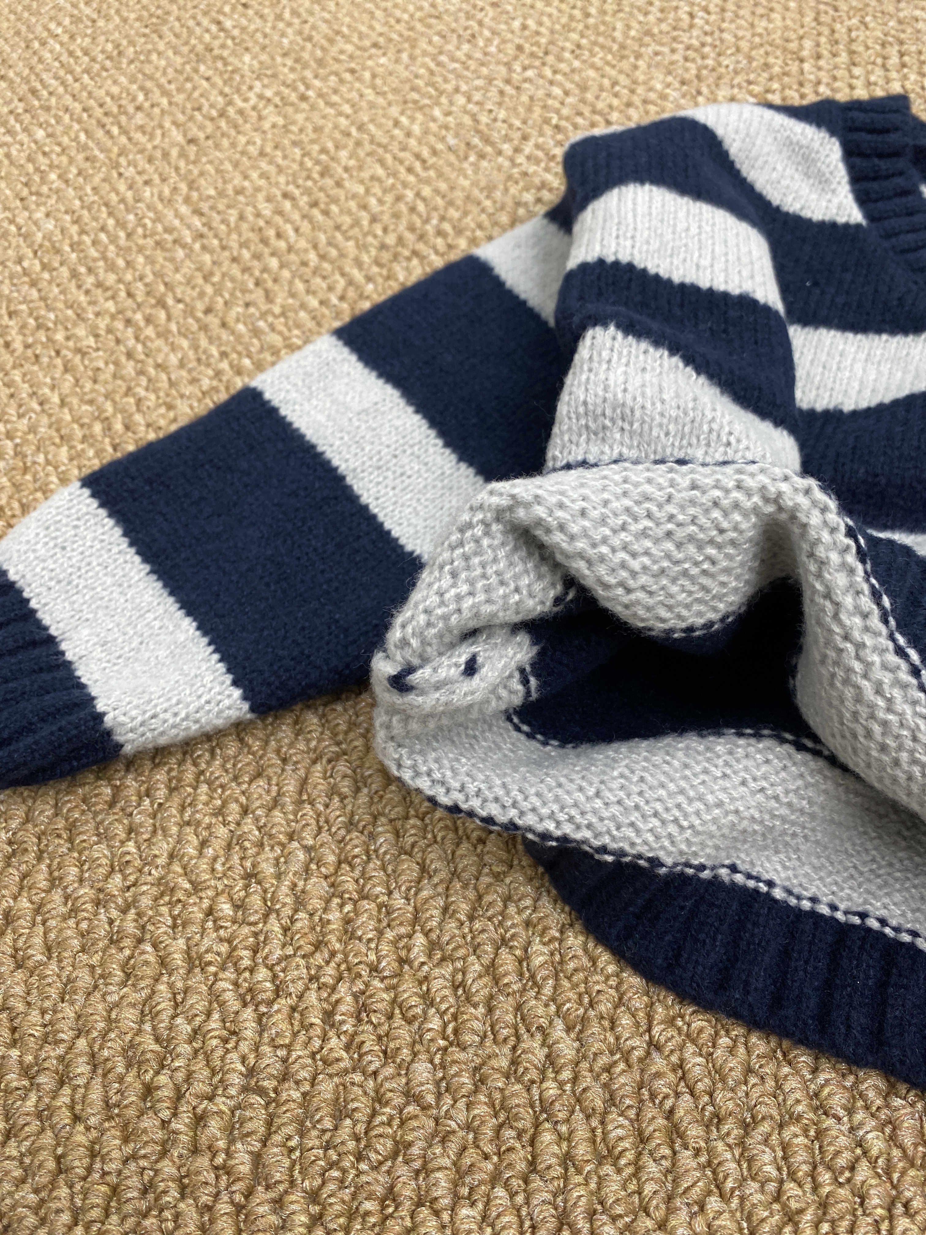 A04216條紋針織V領毛衣