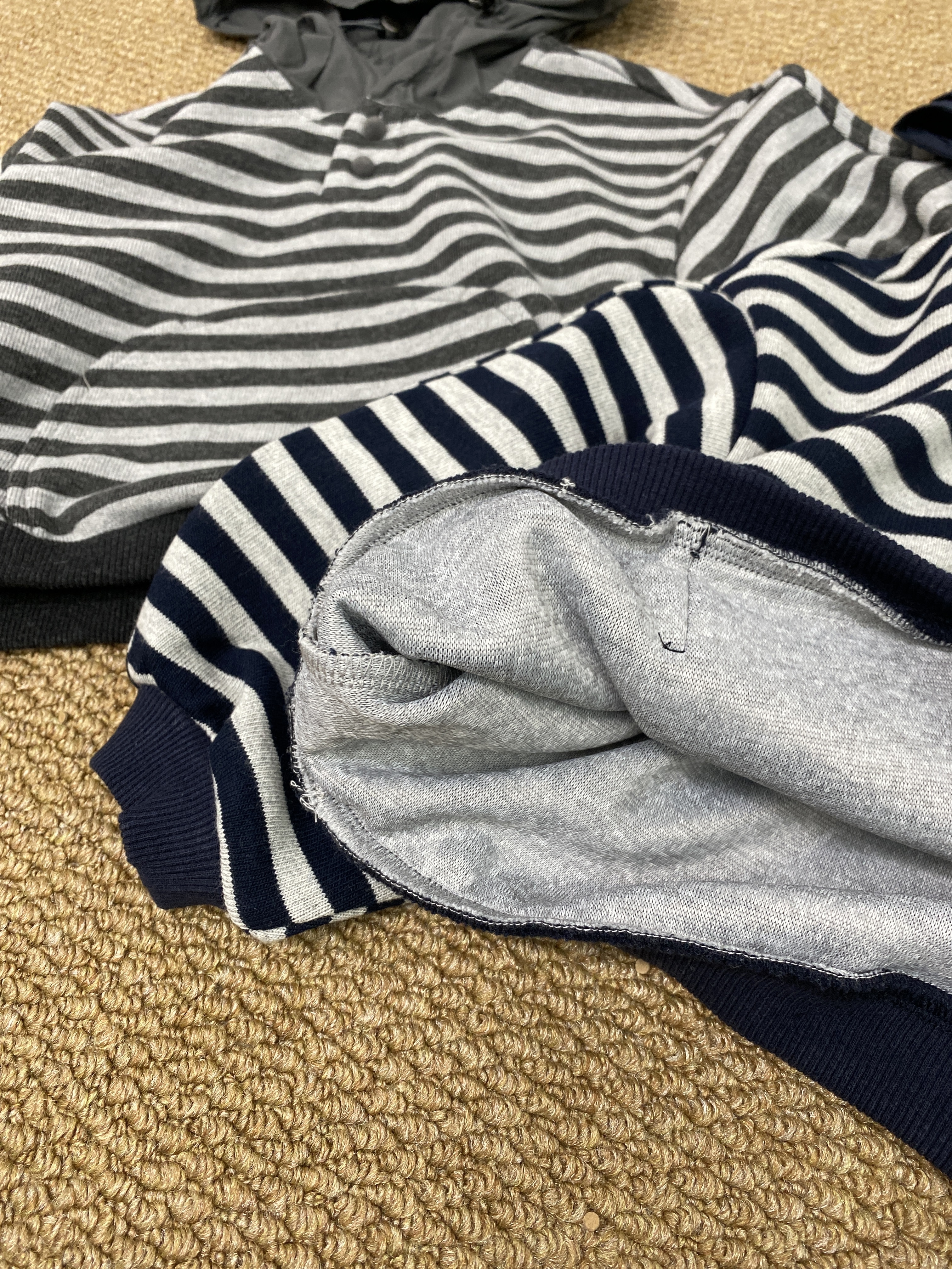 A04220拼接材質條紋口袋帽T