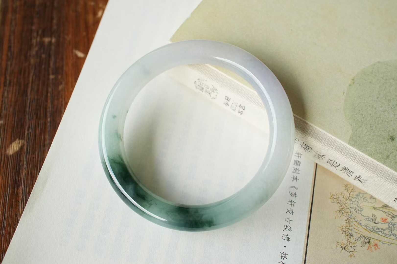 122849 55.6mm翡翠冰糯春帶彩圓條手鐲 (54-56)