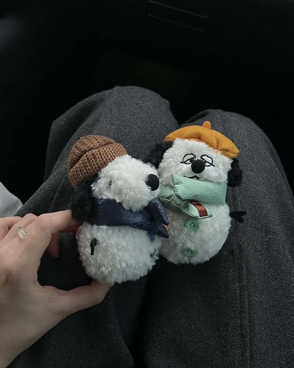 SNOOPY 史努比 冬日絨裝系列 雪人小狗 羽絨圍巾 吊飾 鑰匙圈 / 預購