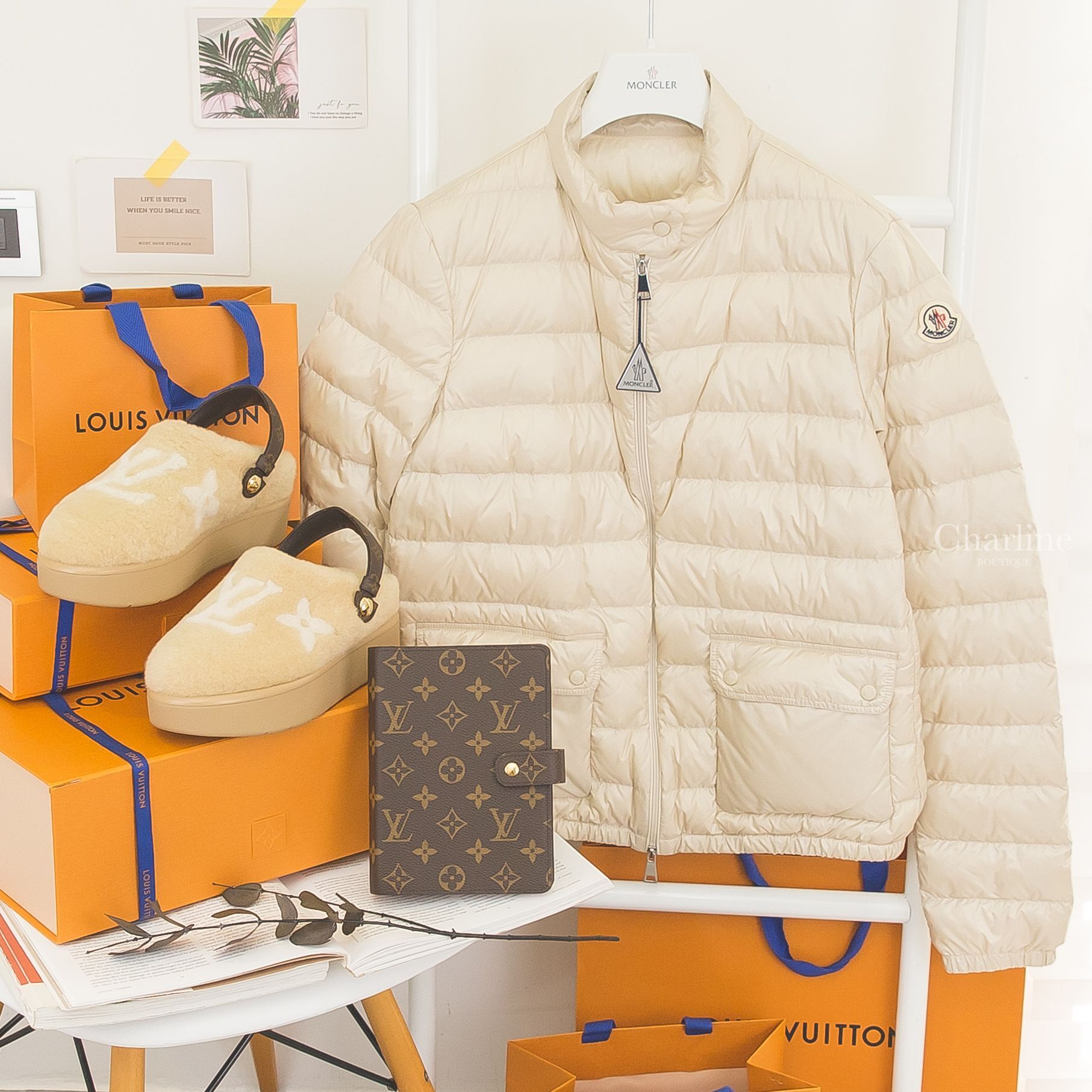 Moncler Lans 淺卡其色小立領雙口袋羽絨外套,Louis Vuitton 咖啡色老花帆布金色活頁環中型扣式筆記本夾,Louis Vuitton Aspen 白色老花綿羊毛咖啡色老花絆帶厚底穆勒鞋-Charline Boutique 精品代購