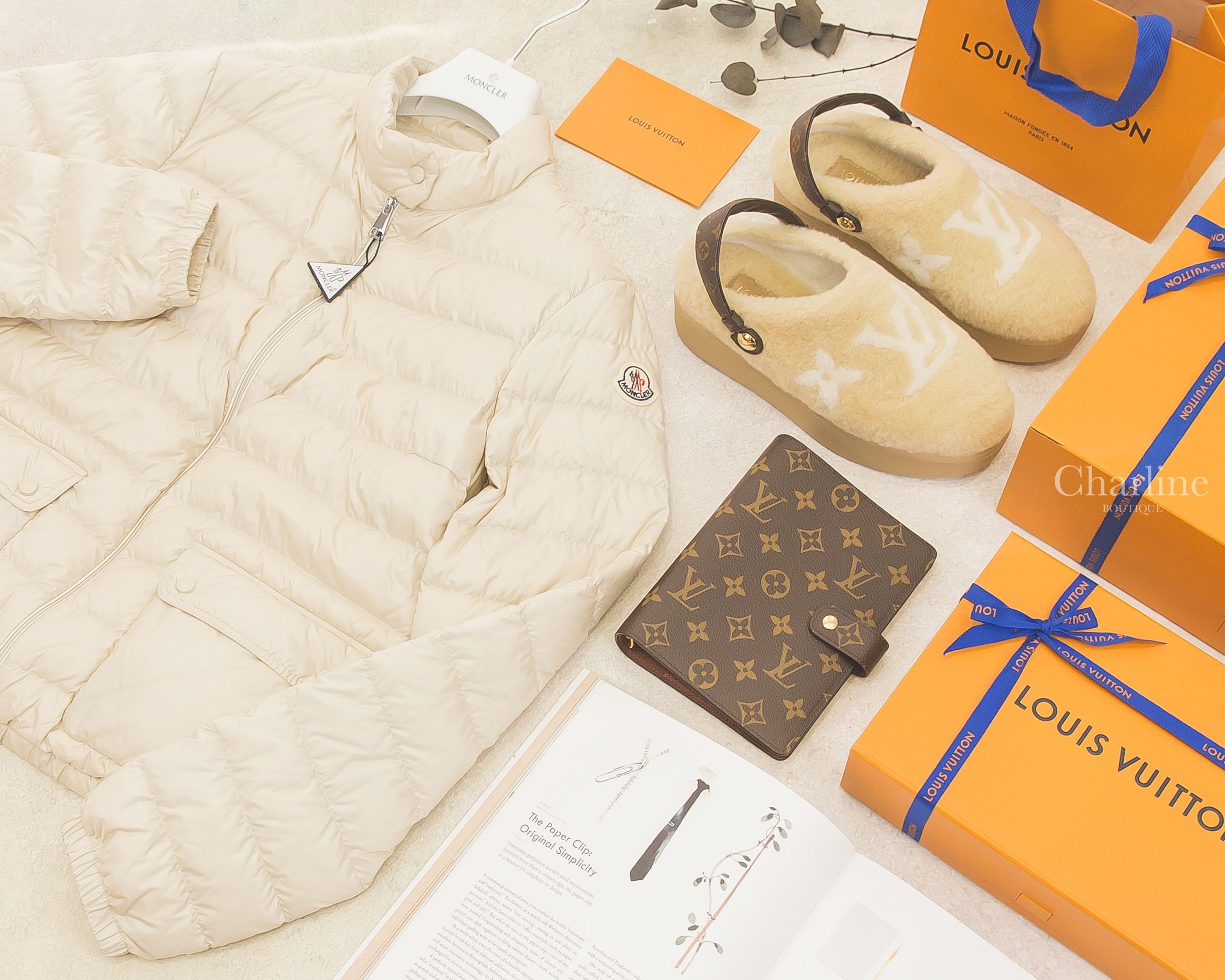 Moncler Lans 淺卡其色小立領雙口袋羽絨外套,Louis Vuitton 咖啡色老花帆布金色活頁環中型扣式筆記本夾,Louis Vuitton Aspen 白色老花綿羊毛咖啡色老花絆帶厚底穆勒鞋-Charline Boutique 精品代購