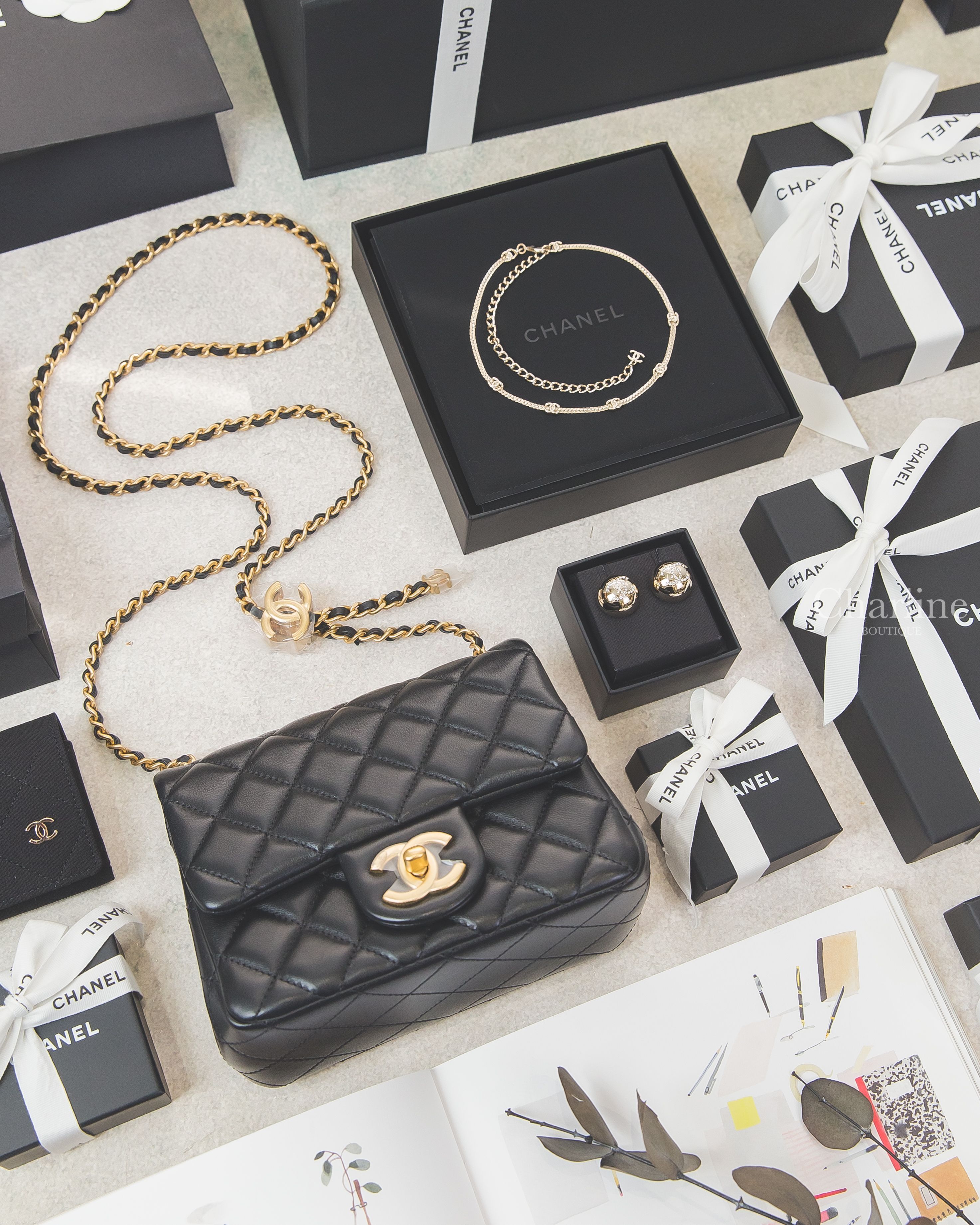 Chanel Choker 金色五顆CC頸鏈,Chanel Stud Earrings 金色水鑽CC金屬豆豆耳環,Chanel Mini Flap Bag 黑色立體金CC金鍊小羊皮菱格紋肩背包-Charline Boutique 精品代購