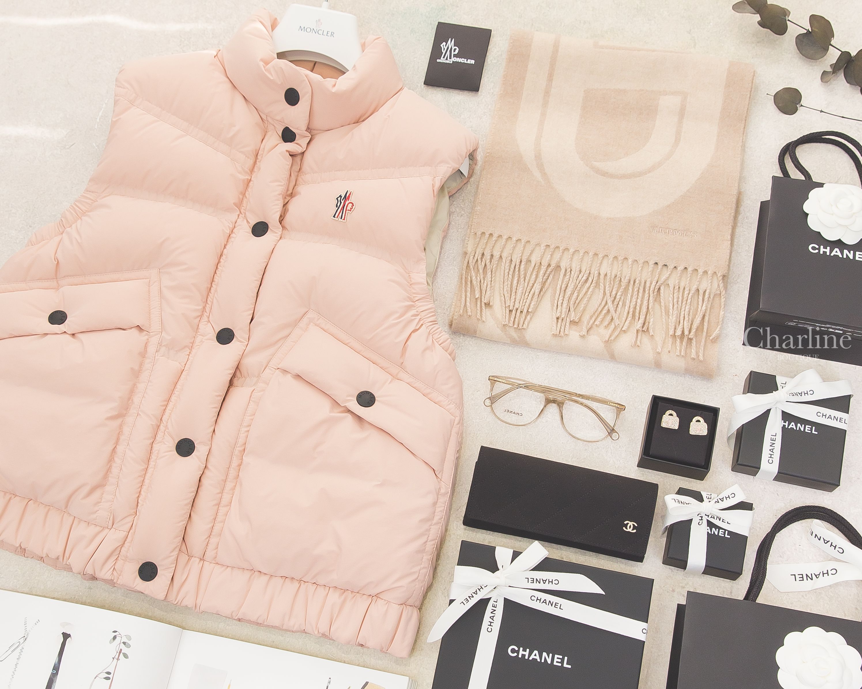 Moncler 粉色小立領黑色圓釦羽絨背心,Hermès Maillons TGM 米色θ圖騰刺繡字母圍巾,Chanel 灰褐色圓框金色Logo鏡腳透明圓型CC眼鏡,Chanel 粉色水鑽CC包包耳環-Charline Boutique 精品代購