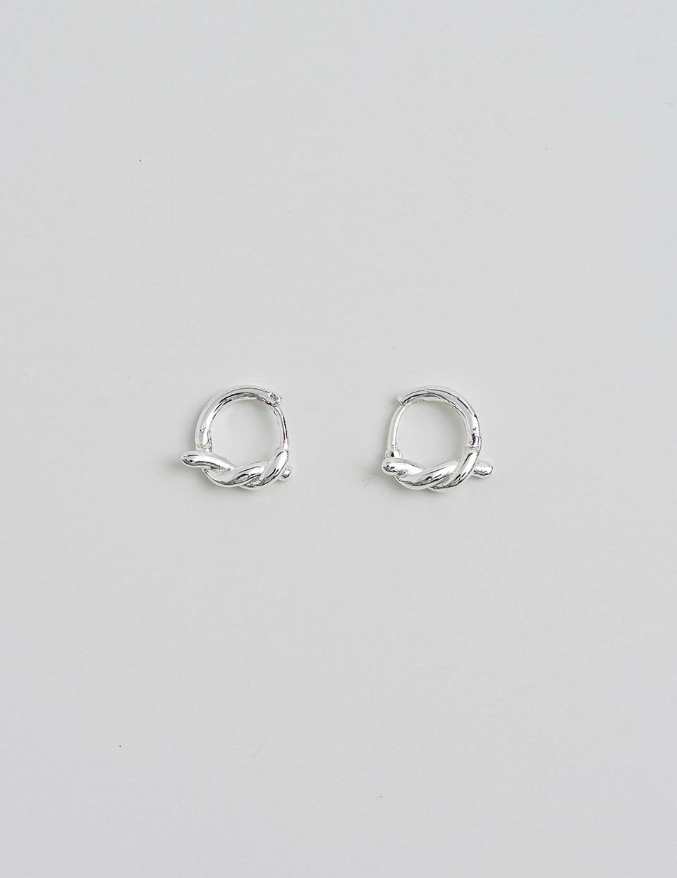 簡約纏繞。針式耳環