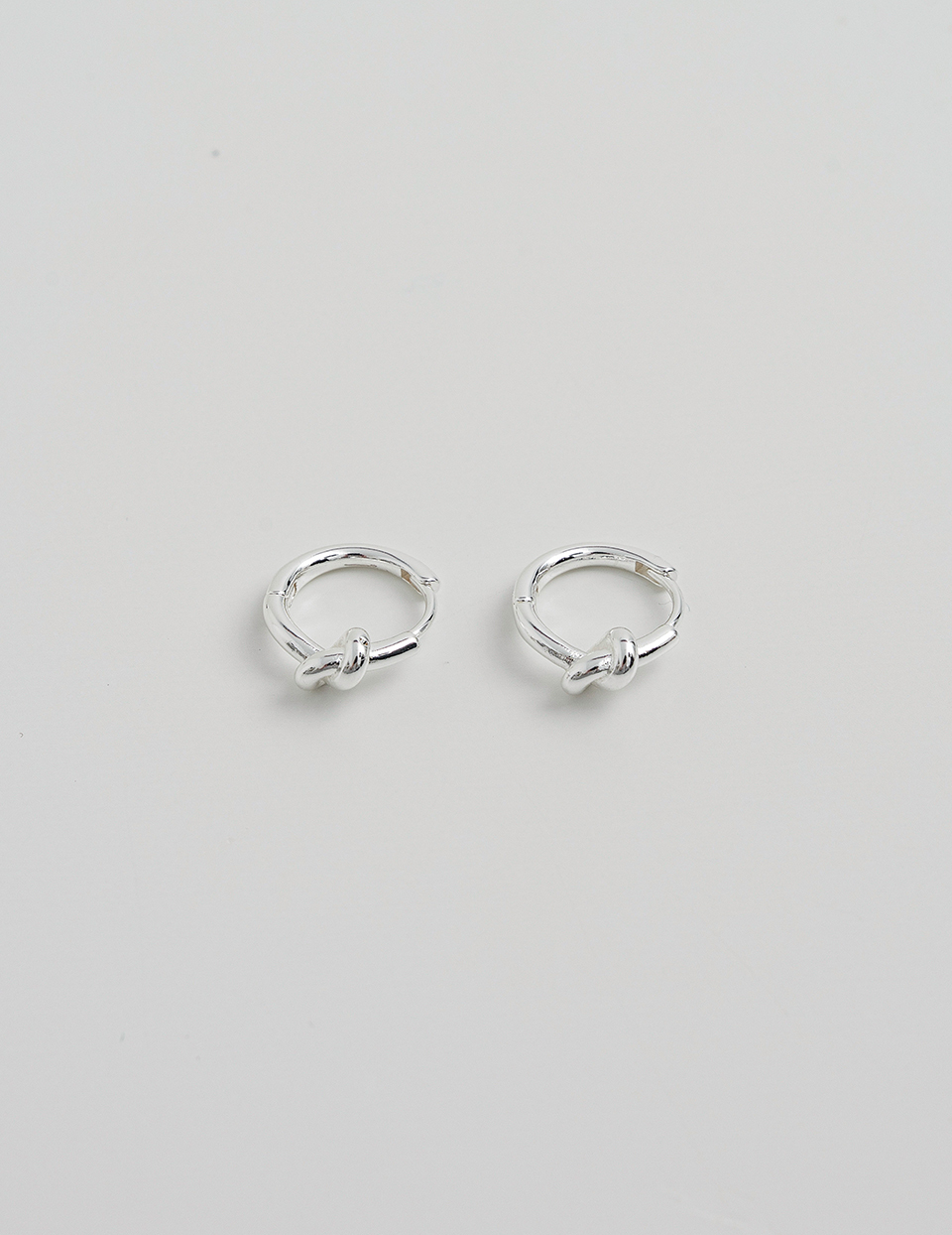 打結銀圈。針式耳環